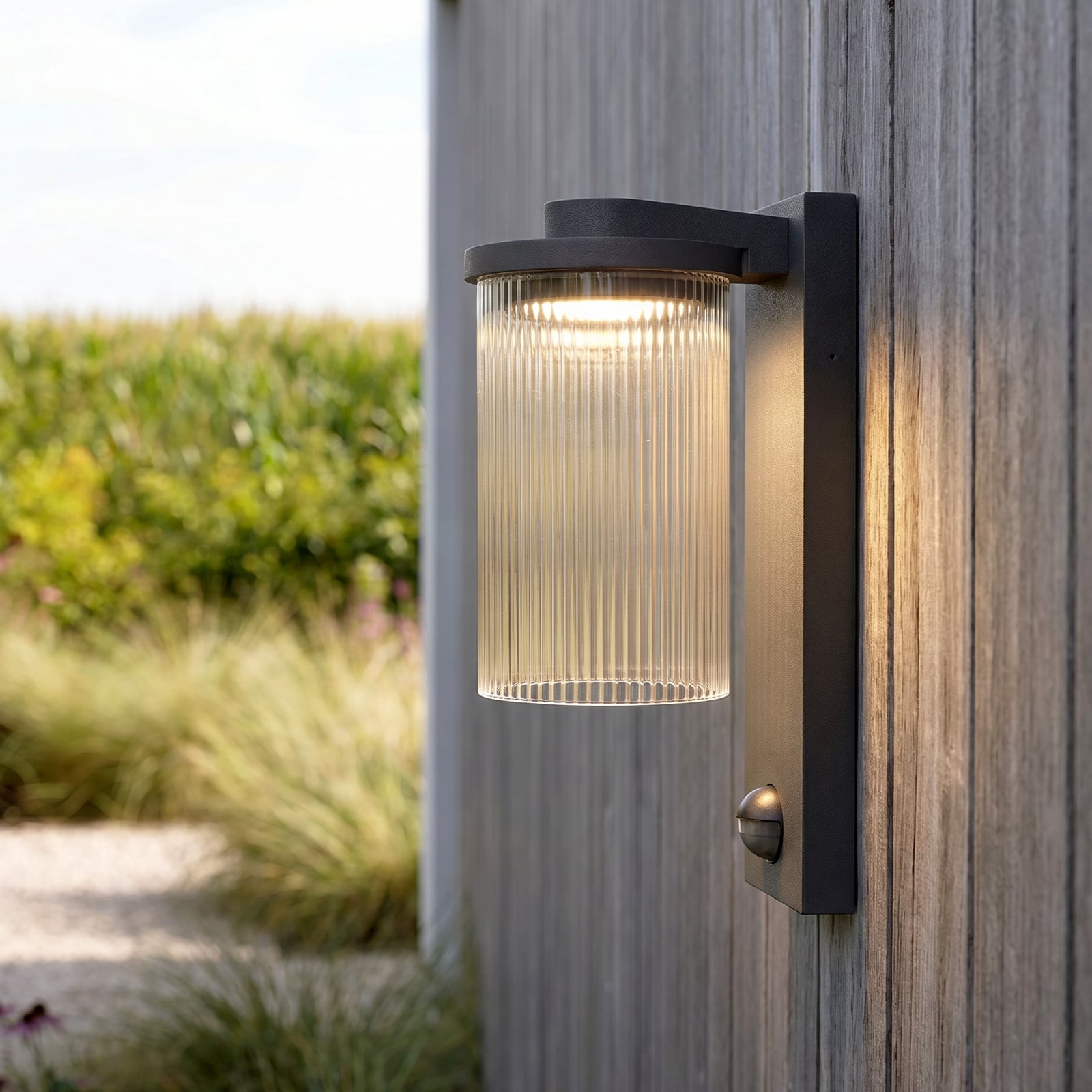 Lucande LED-Außenwandlampe Beelia Sensor anthrazit geriffelt