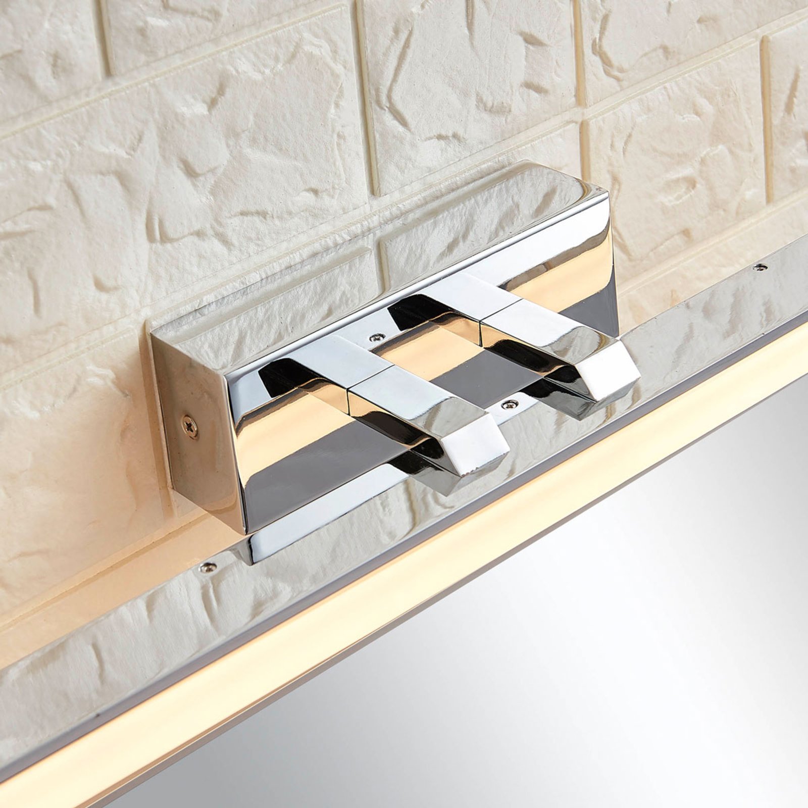 Julie 46 Aplique de Pared IP44 White/Chrome - Lucande
