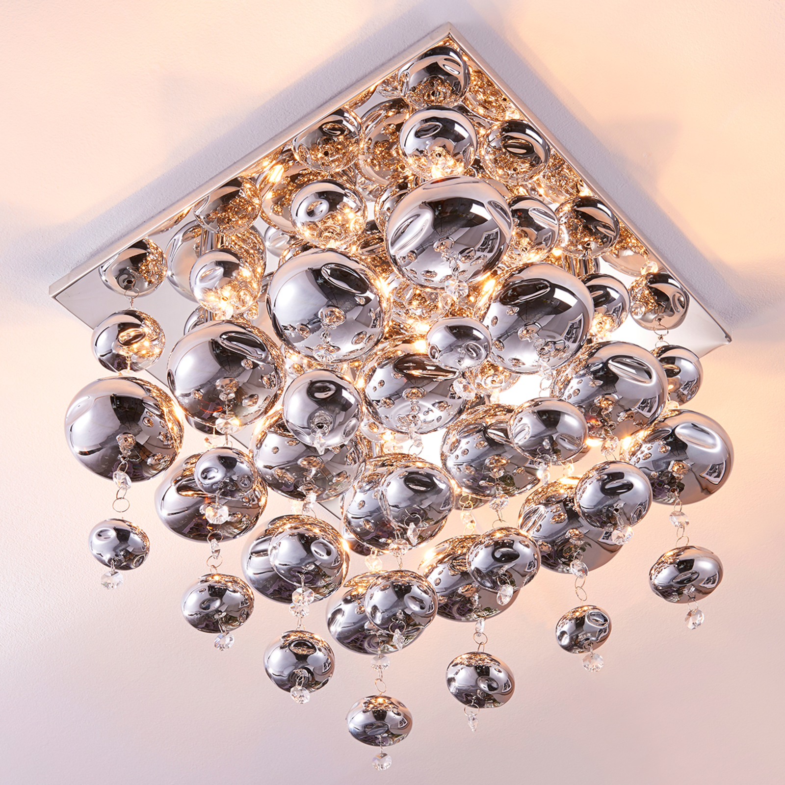 Осветително тяло за таван Esfera, окачено със стъклени перли
