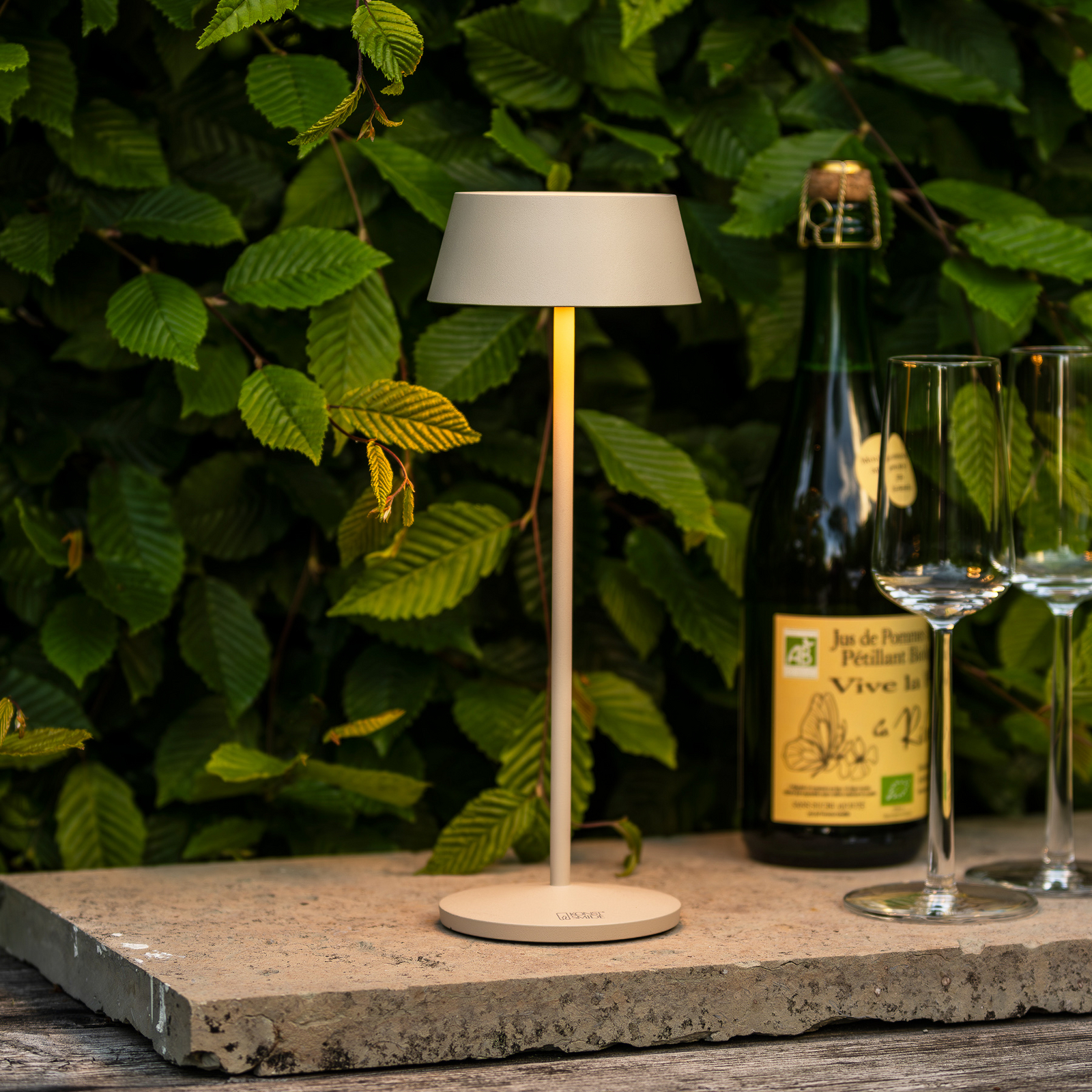 LED-akutoitega laualamp Menton, liivavärvi, kõrgus 27 cm, IP54, USB