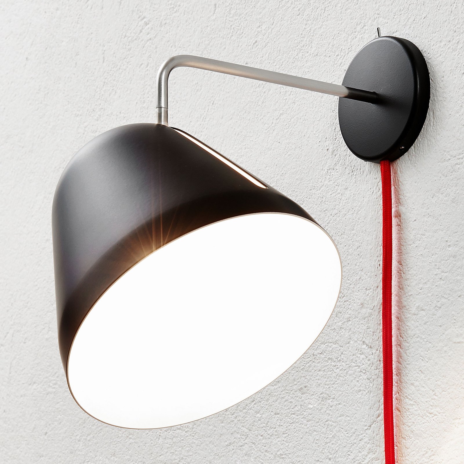 Nyta Tilt Wall væglampe med kabel rød, sort