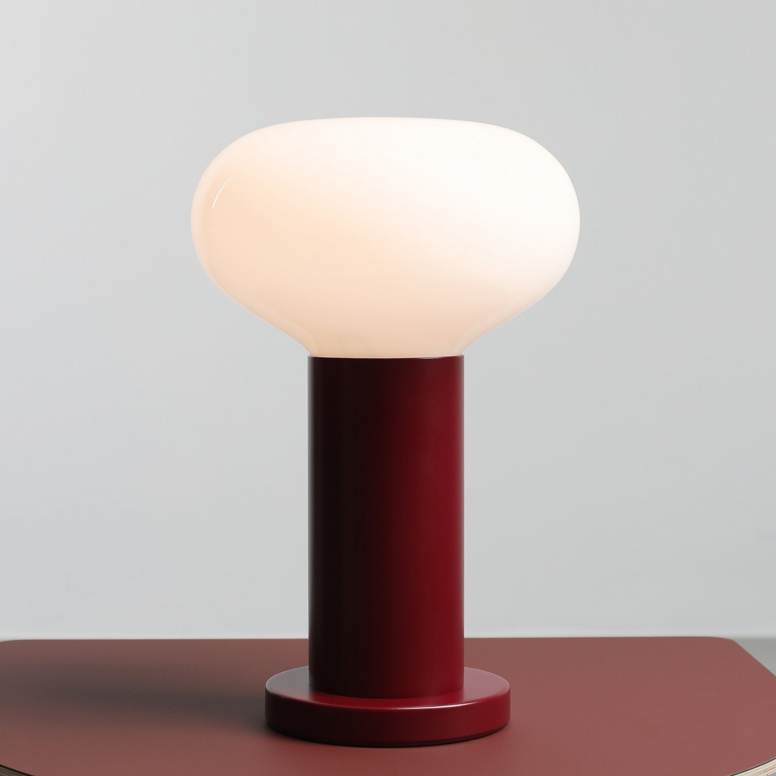 Lampa de masă Flo, roșie, Ø 19 cm, sticlă Lampa de masă Flo, roșie, Ø 19 cm, sticlă
