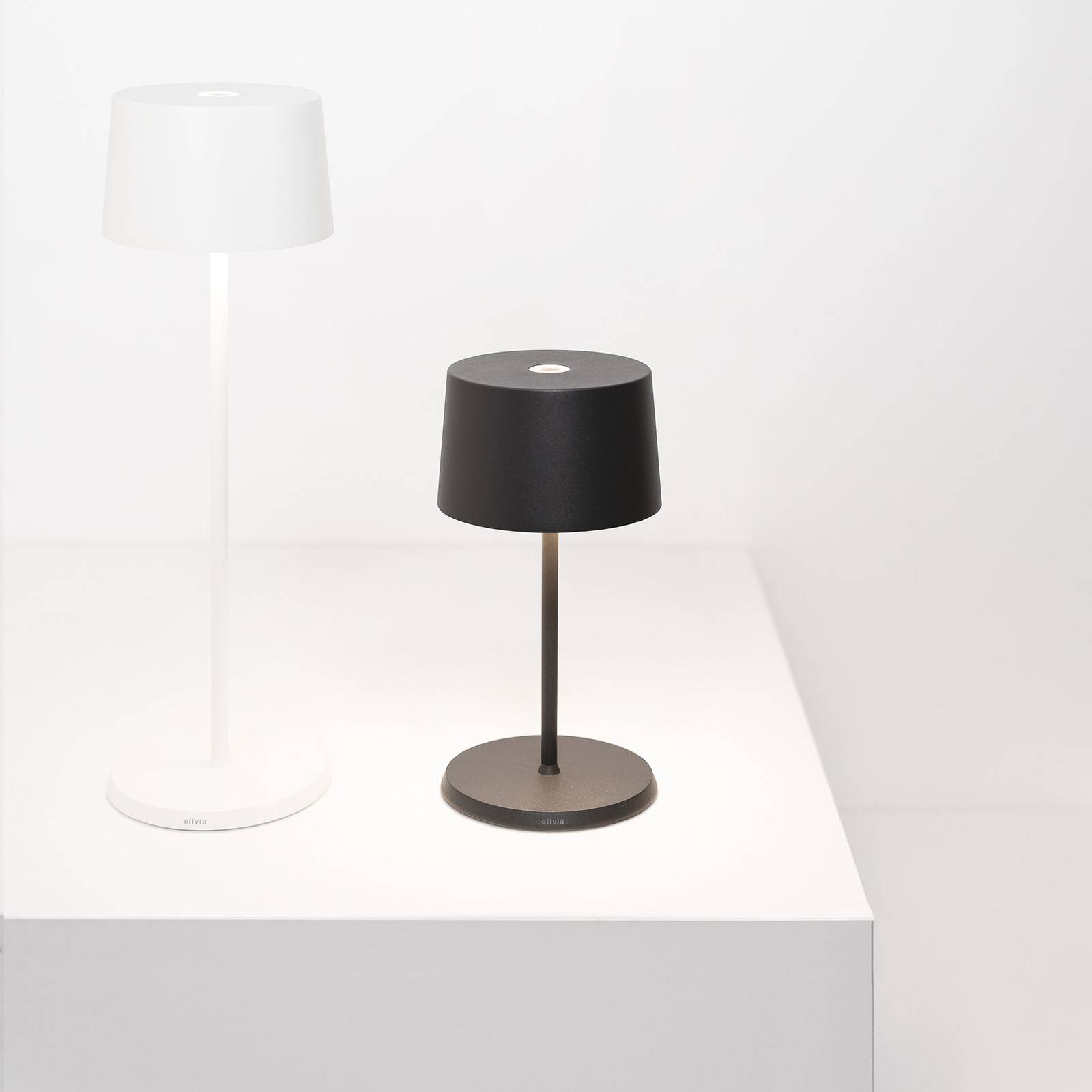 Zafferano Olivia mini 3K laddningsbar bordslampa grå