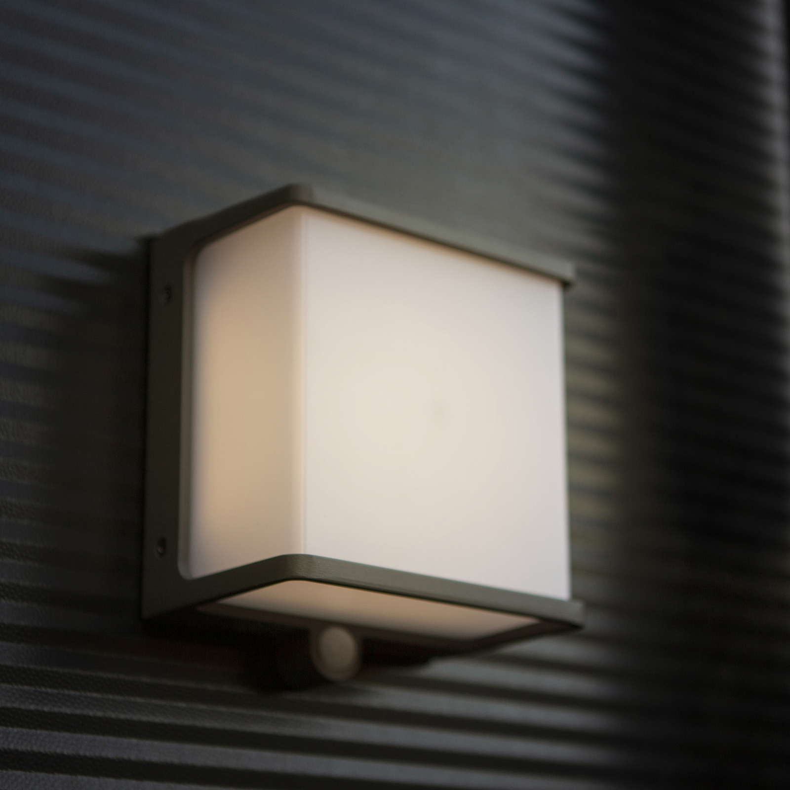 LED solar wall light Doblo with sensor, width 15cm
