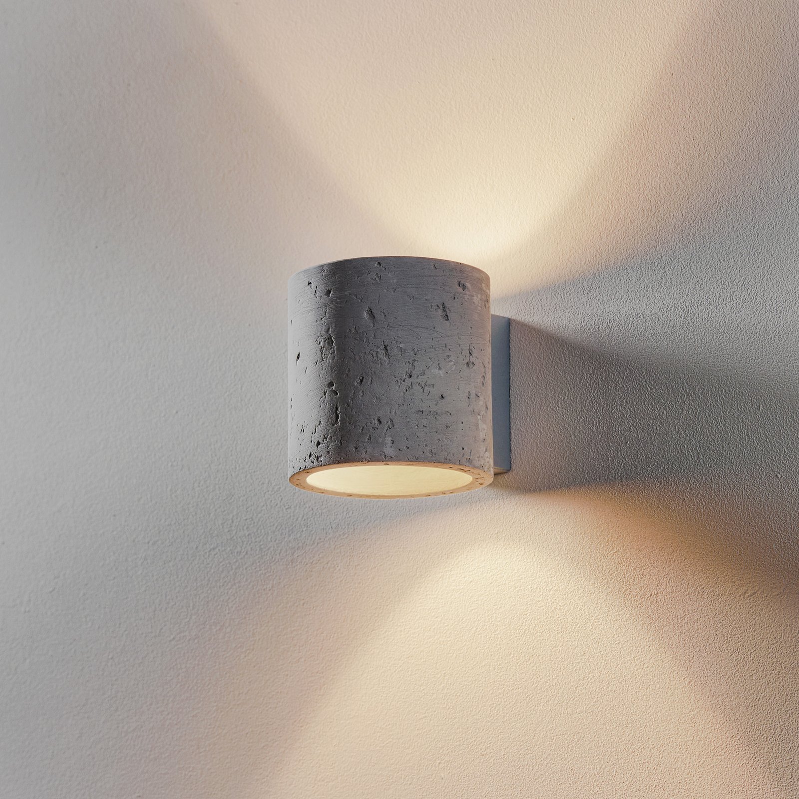 Lámpara de pared Ara forma de cilindro de hormigón