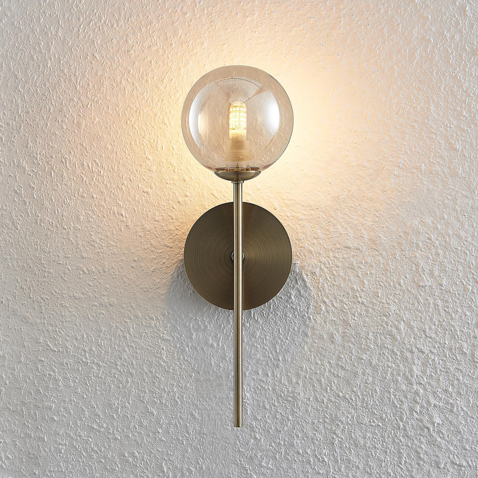 Lucande Wynona wall light, one-bulb antique brass