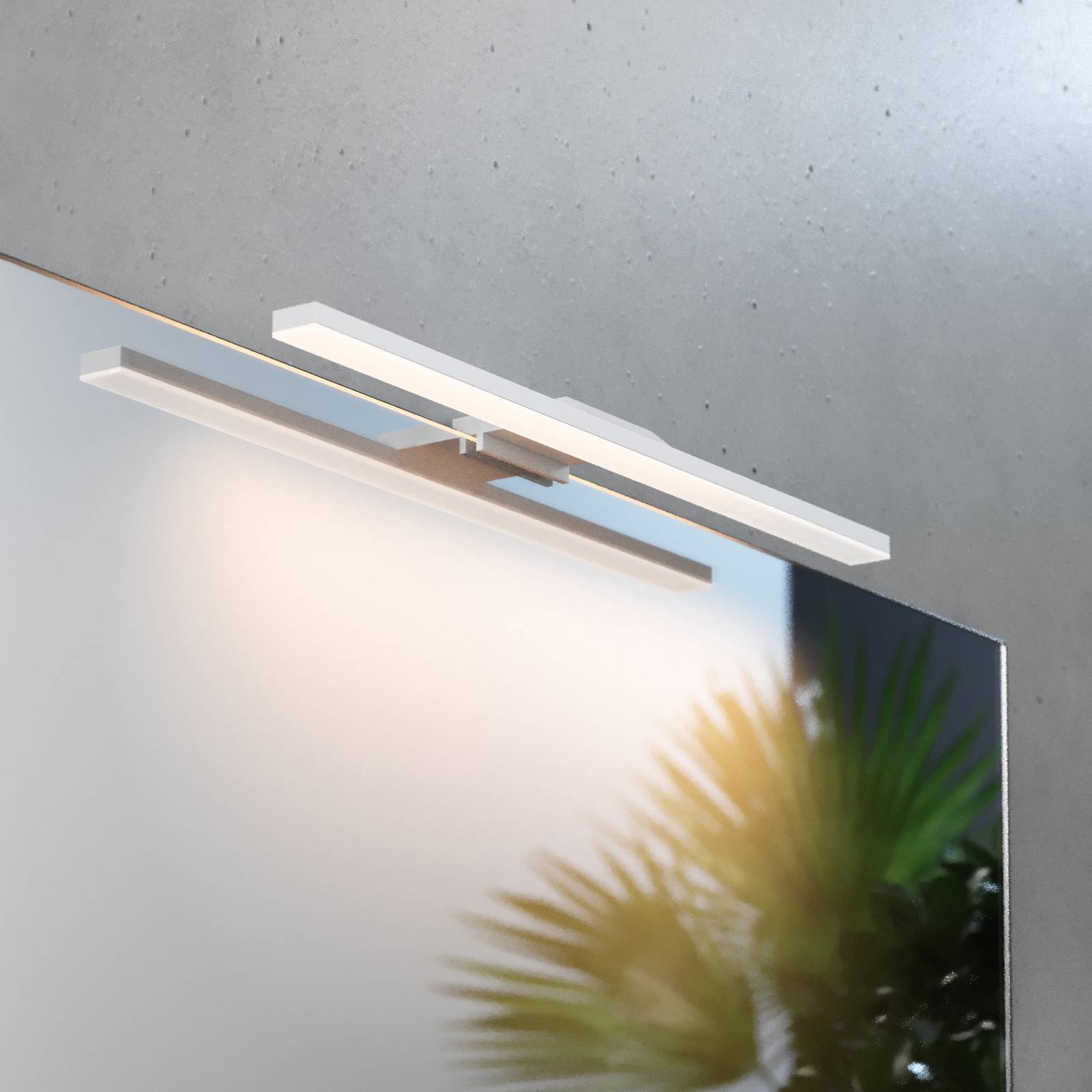 E-shop LED zrkadlové svetlo Triga, IP44, biele, 40 cm, 4 000 K