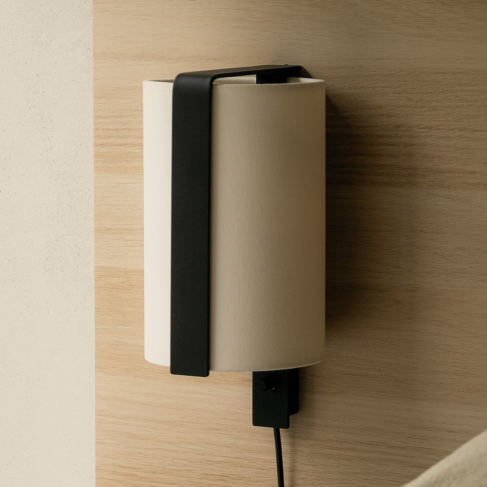 OKOLO vegglampe, svart, Ø 16 cm, metall/tekstil, E27-LED – GRUPA - Stue - Moderne - Stoff / Tekstil - Med en lyskilde