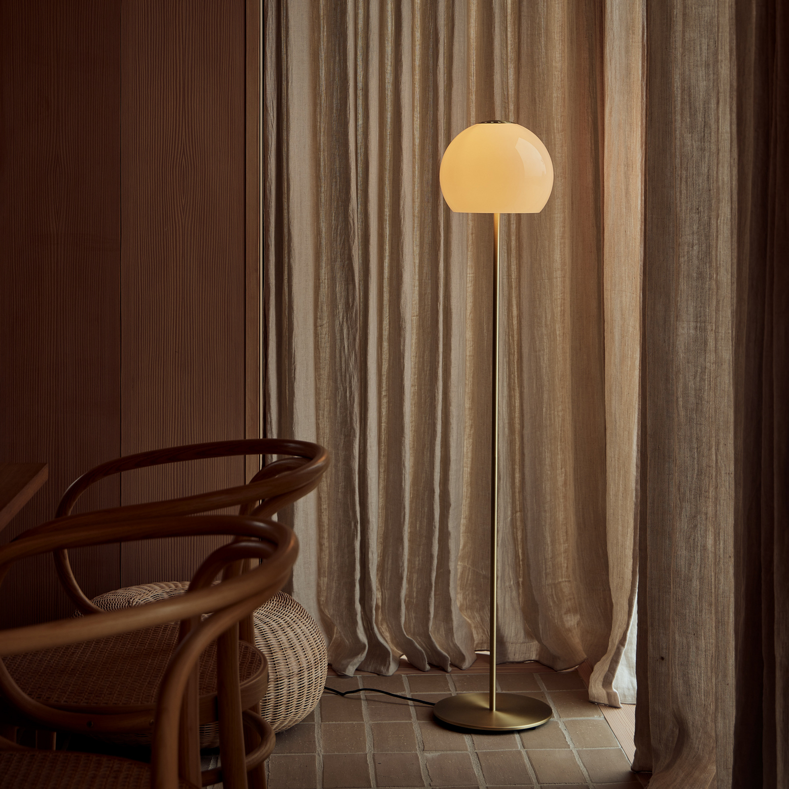 Stehleuchte Ball Glass, sandgrau, Glas, 130 cm, E27 - FRANDSEN Stehleuchte Ball Glass, sandgrau, Glas, 130 cm, E27 - FRANDSEN