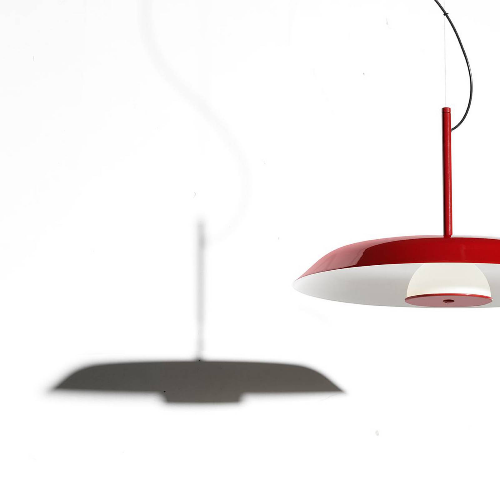 Oluce Żyrandol LED Iride, Ø 55 cm, czerwony, metal, szkło