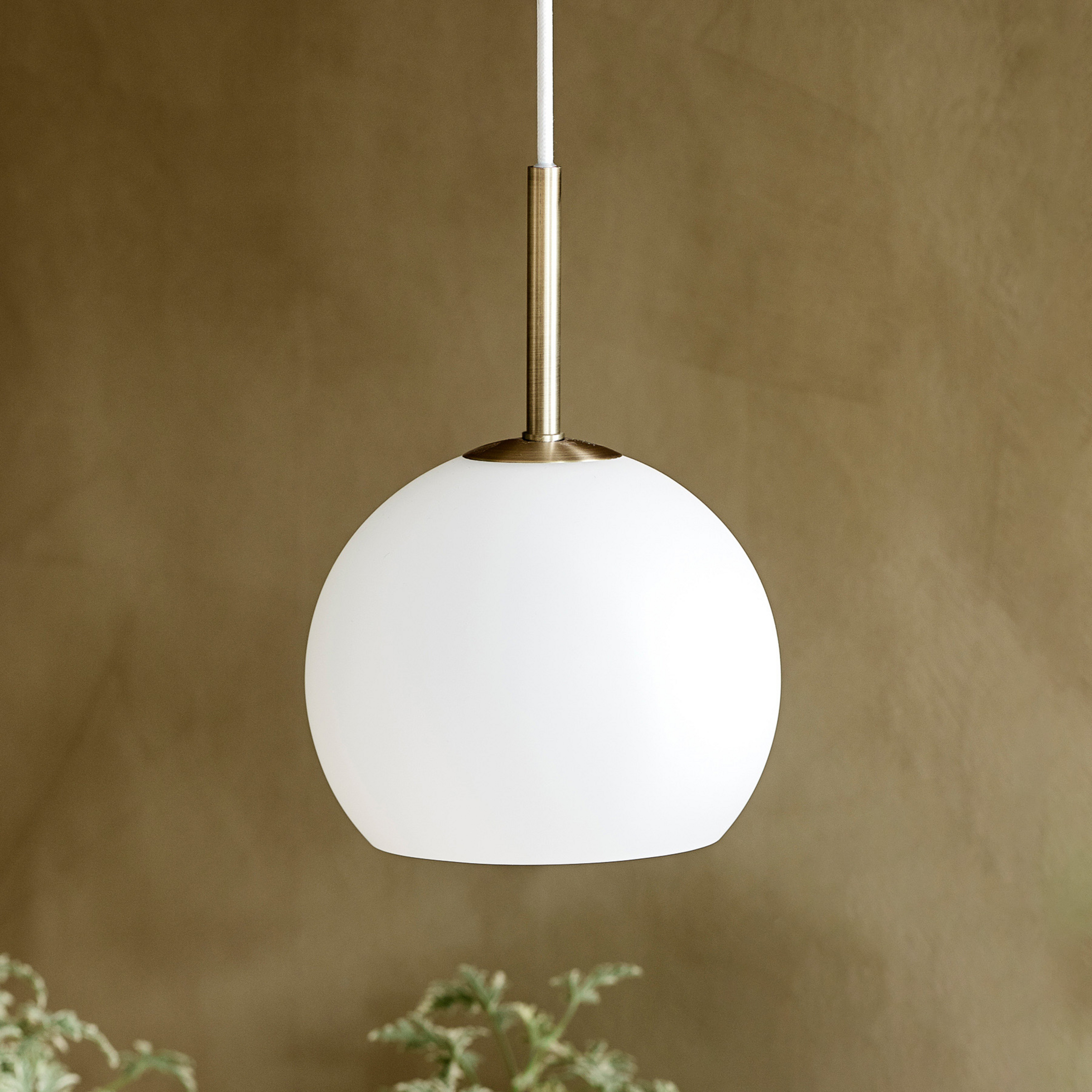 FRANDSEN Lodveida piekaramais lukturis, opālbalts, Ø 18 cm, stikls