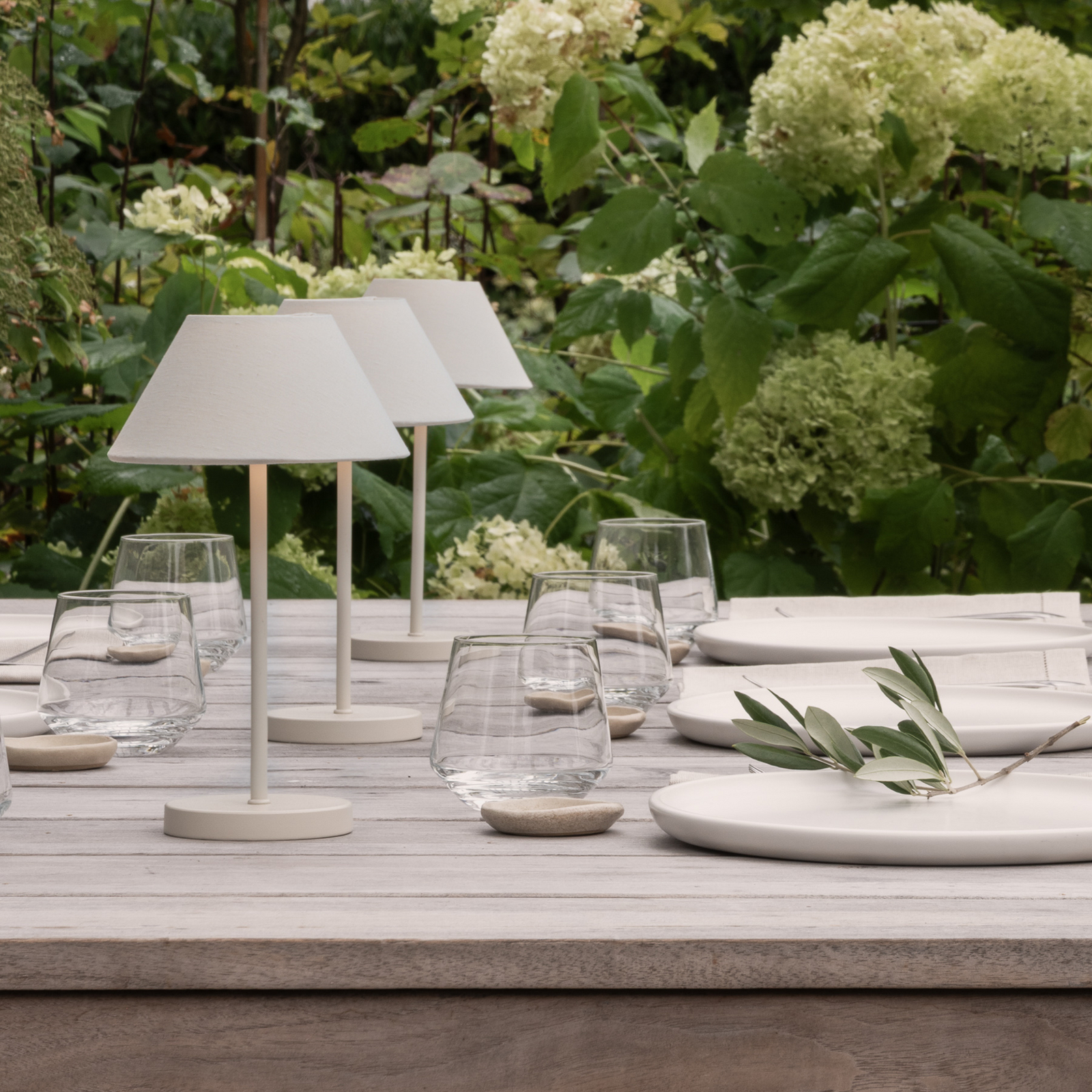 Lâmpada de mesa LED recarregável Teya, branca, 26 cm, IP44 - Watt & Veke