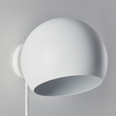 Nyta Tilt Globe Wall Short applique con spina