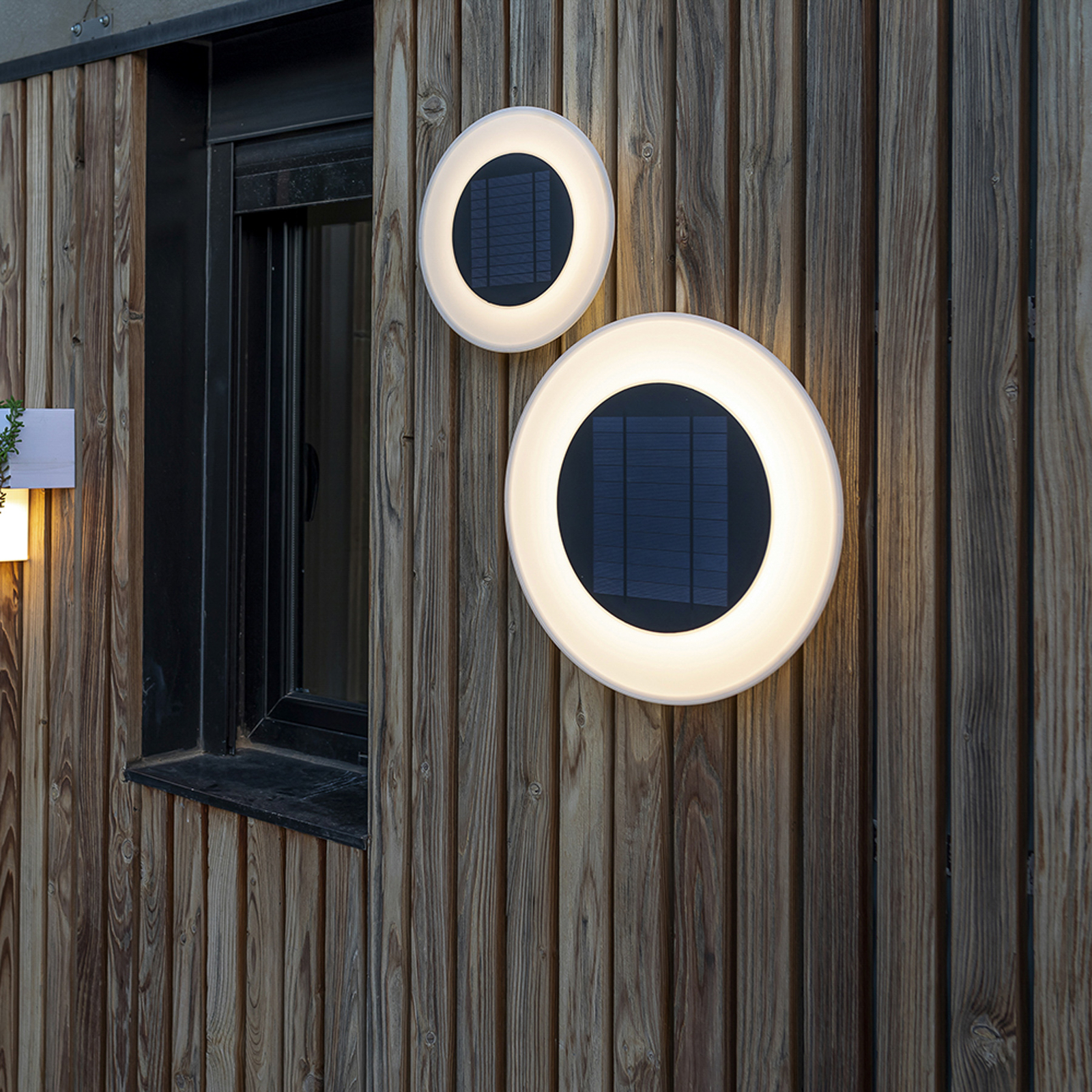 Newgarden Wally LED solar wall light, 4,000 K