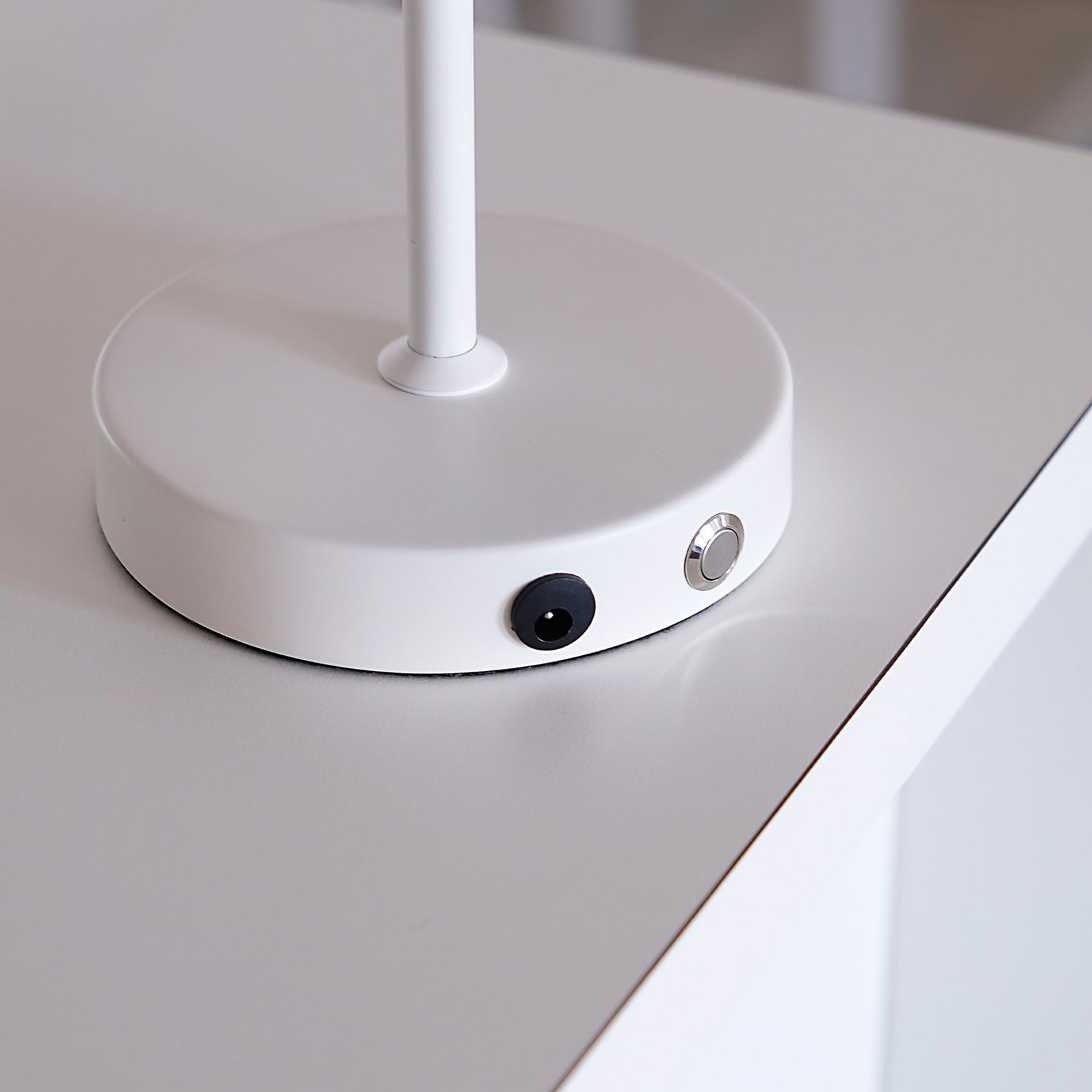 Prenosiva LED stolna lampa na punjivu bateriju Stockholm, bijela - Dyberg Larsen