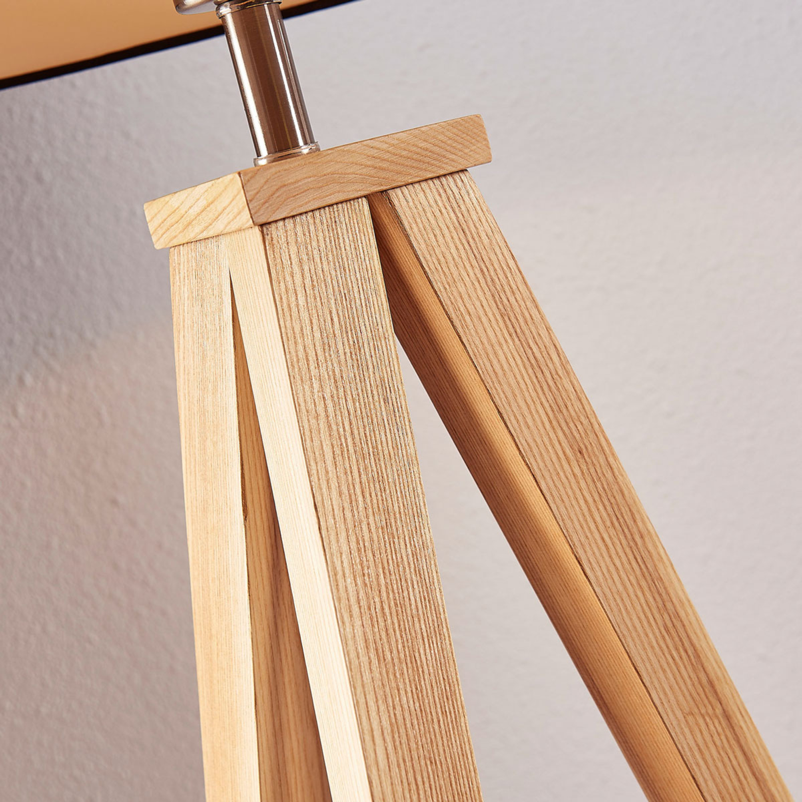Mya - houten vloerlamp met zwarte stoffen kap