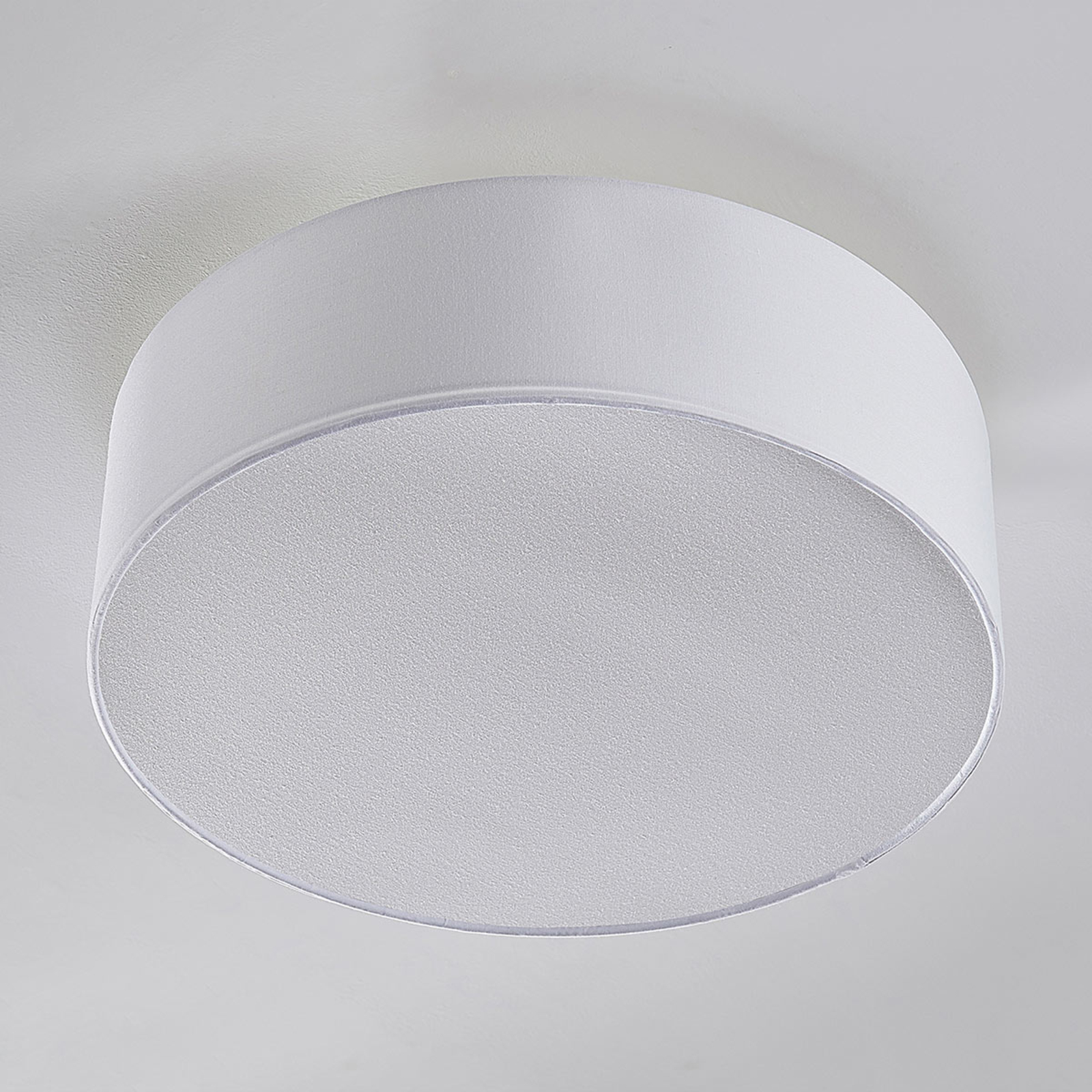 SEBATIN - biała lampa sufitowa z materiału