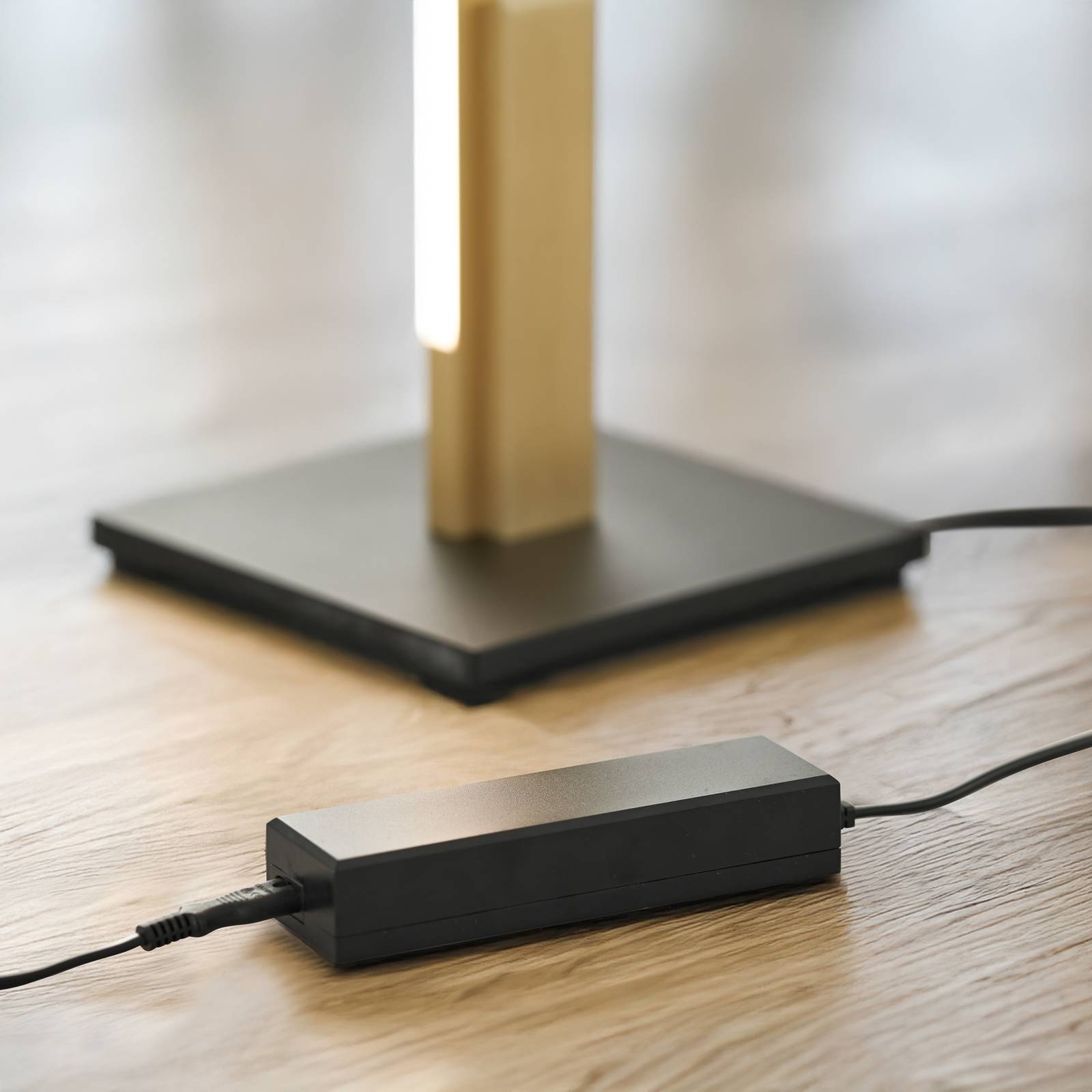 Lampa stojąca LED Quitani Talon anodowany matowy mosiądz