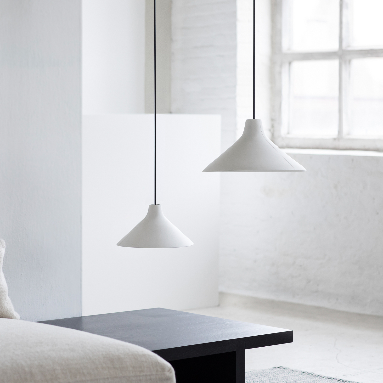 L BLACK-WHITE SEAM pendant light, porcelain, E27 - Serax