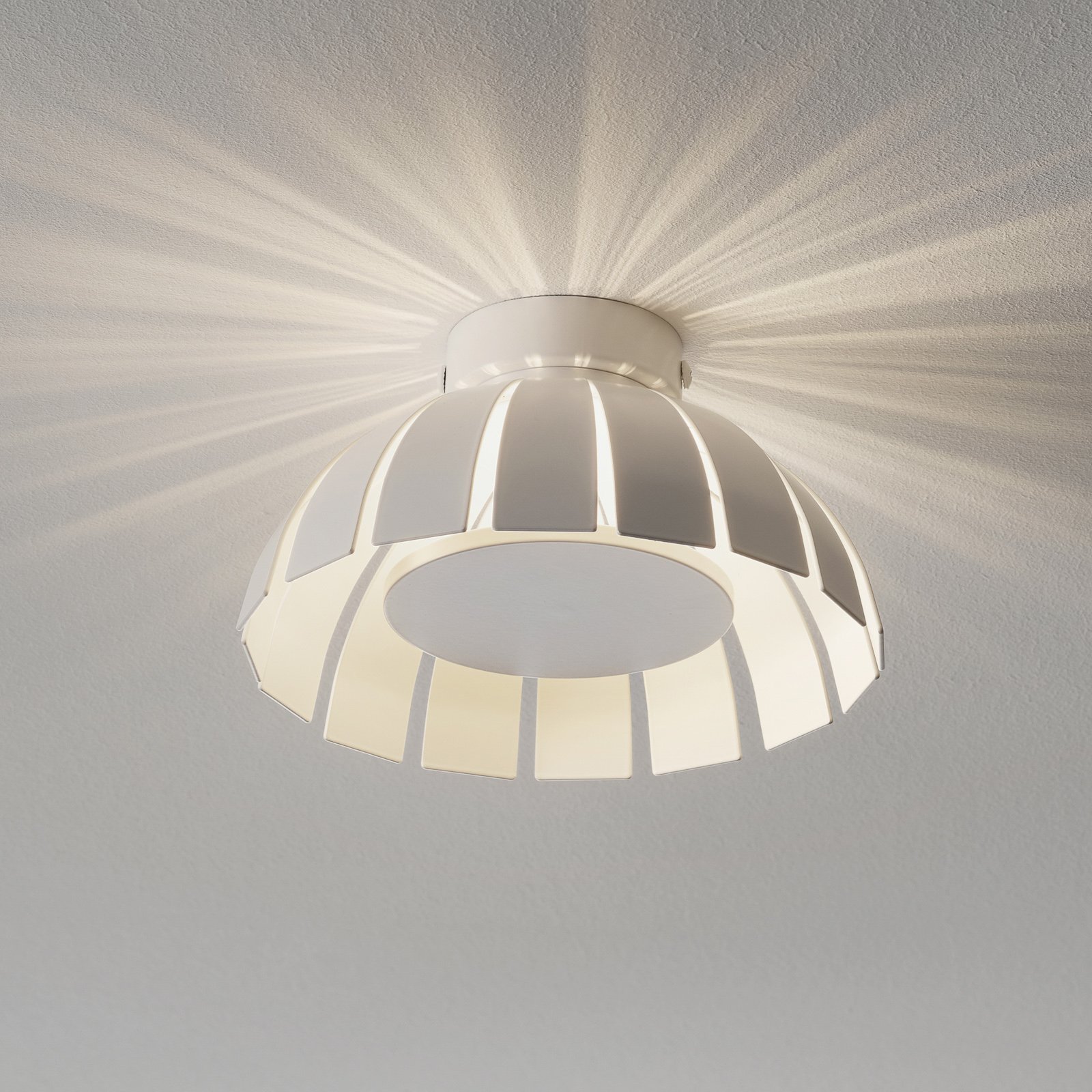 Hvit LED-designertaklampe Loto. 20 cm