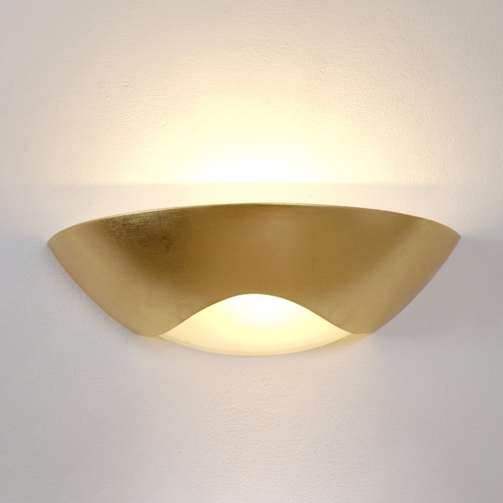 Noble wall lamp Matteo Curve, gold