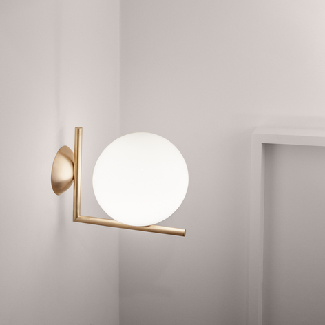 IC C/W1 - vägglampa från FLOS, borstad mässing