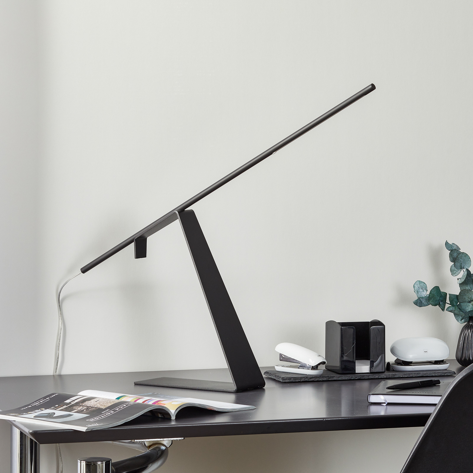 Czarna designerska lampa stołowa LED Jella
