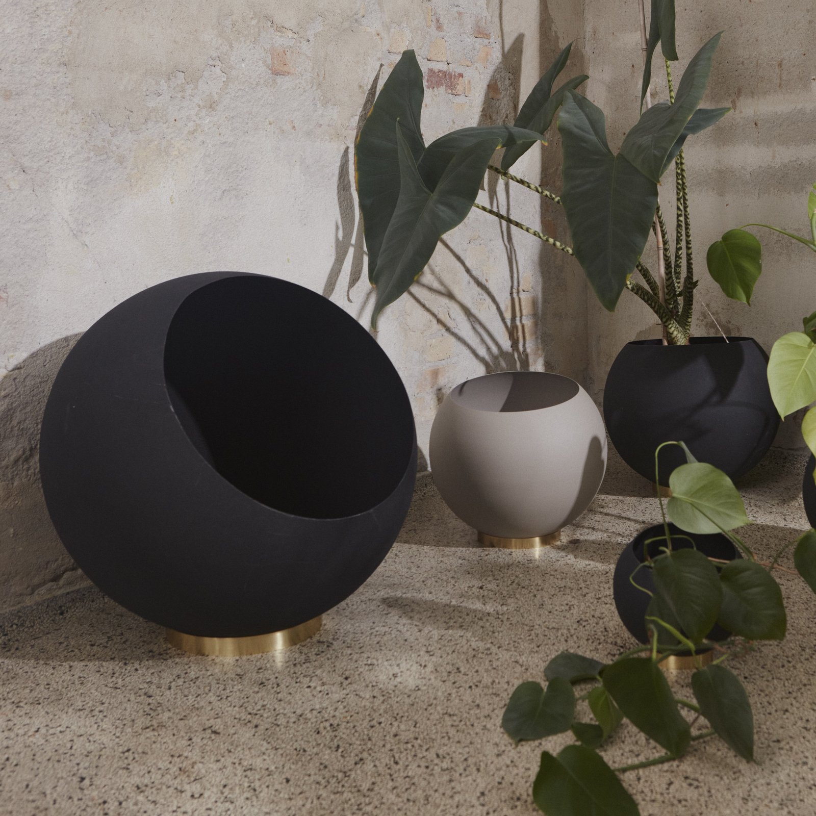 AYTM Globe flower pot, Ø 60 cm, black, aluminium, steel