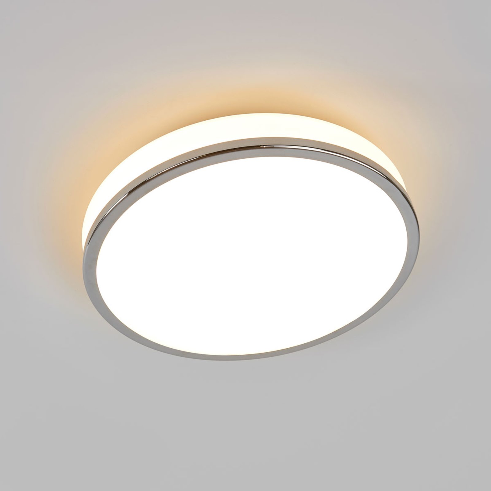Runde LED-Deckenlampe Lyss mit Chromrand, IP44