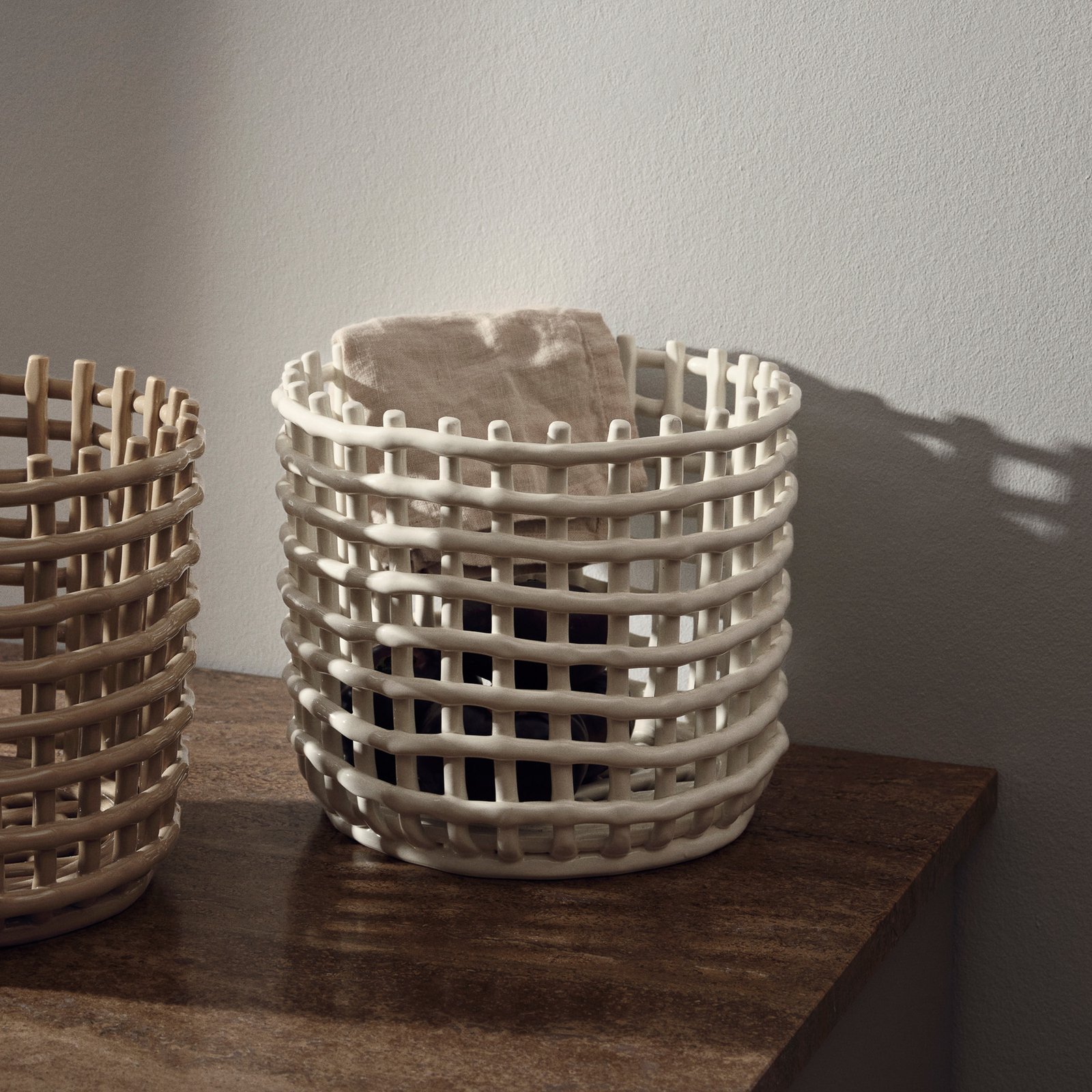 ferm LIVING Kosz ceramiczny, okrągły, Ø 23,5 cm, biały, ceramika