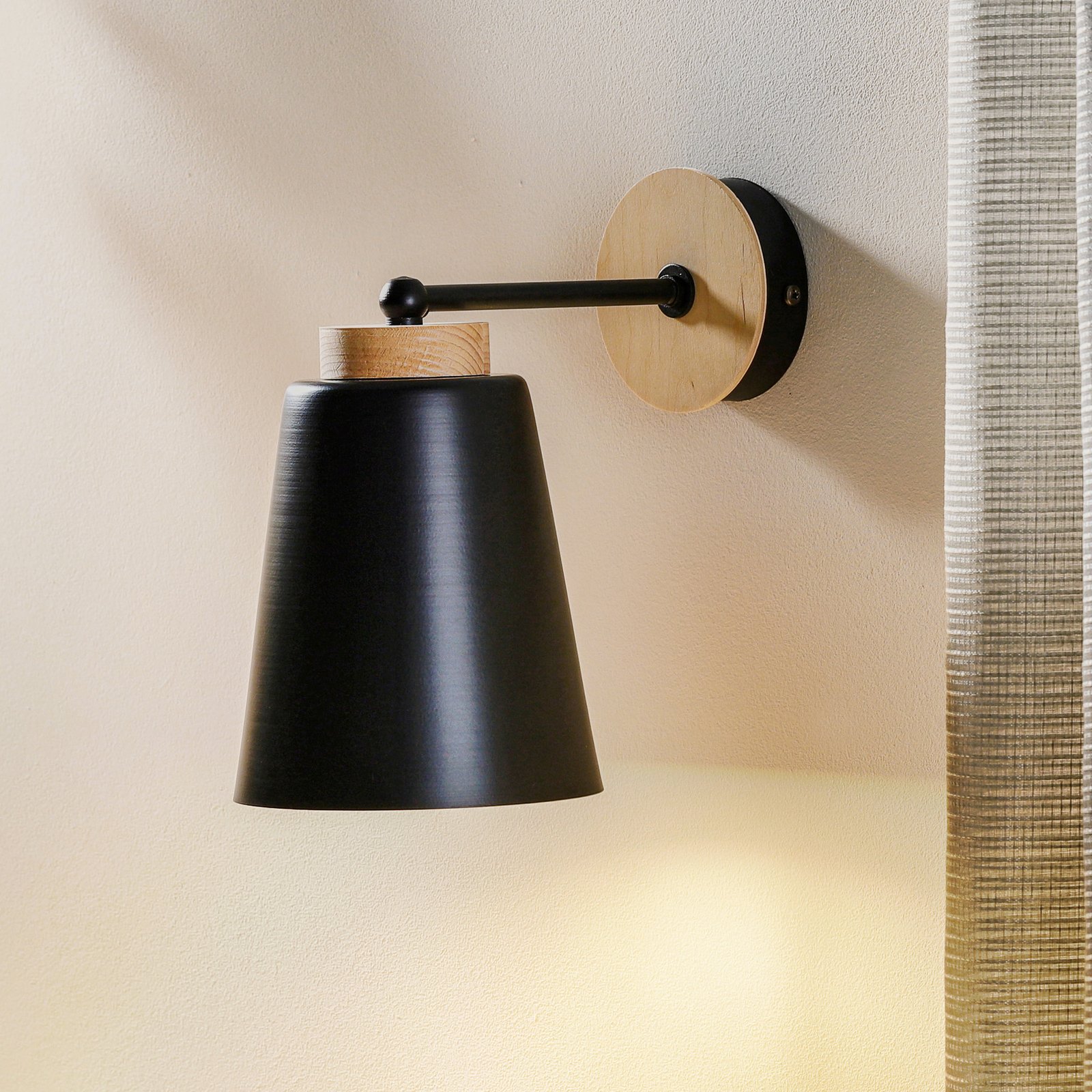 Wandlamp Periot K1 met houtdecoratie, zwart