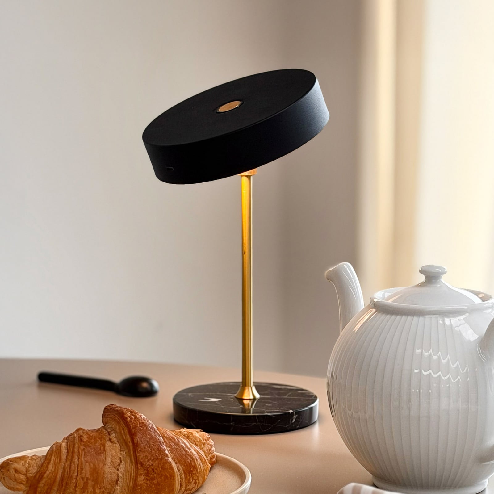 Dyberg Larsen LED-bordlampe med batteri, Moonlight, svart Dyberg Larsen LED-bordlampe med batteri, Moonlight, svart