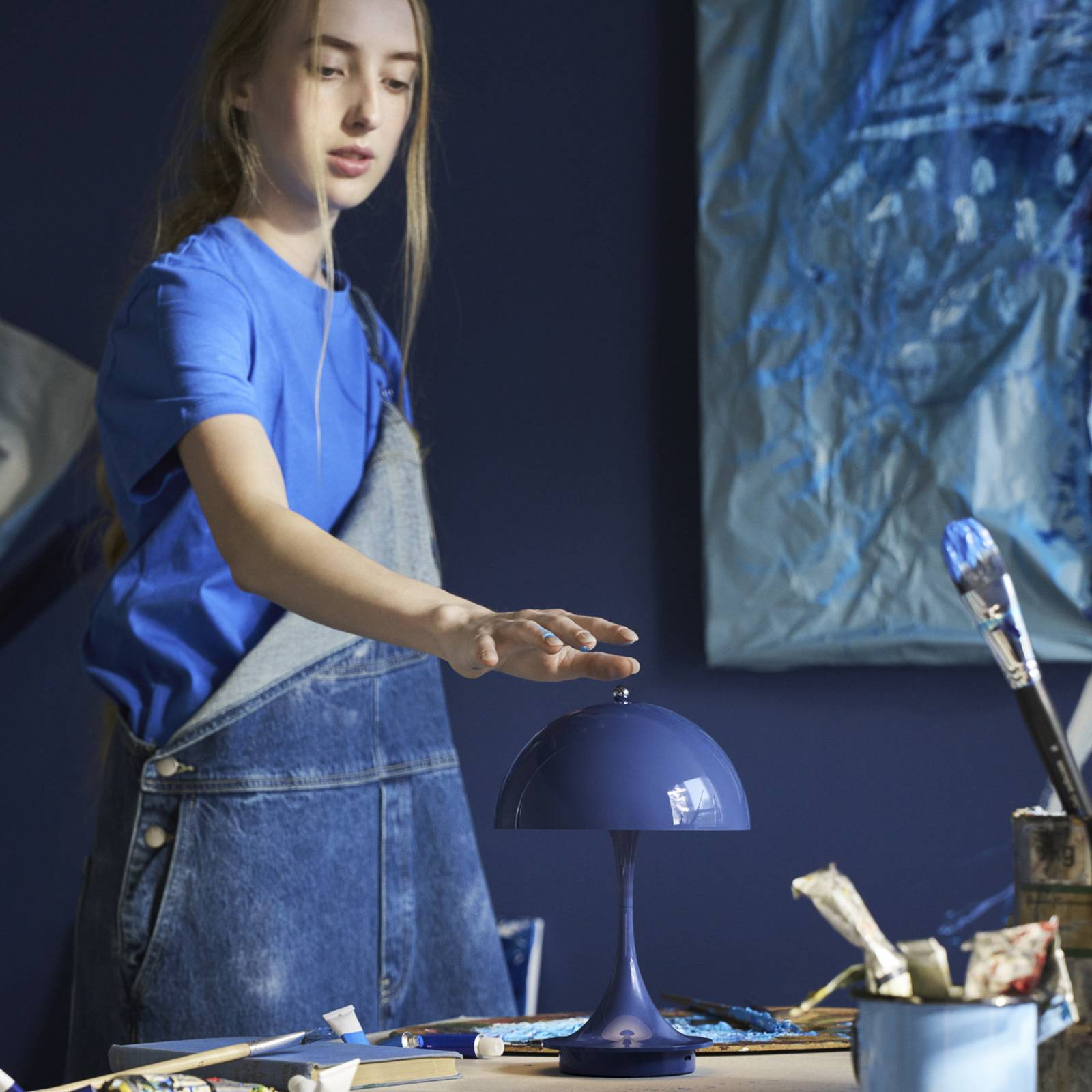 Louis Poulsen Panthella Portable 160 V3, nieprzezroczysty niebieski indygo