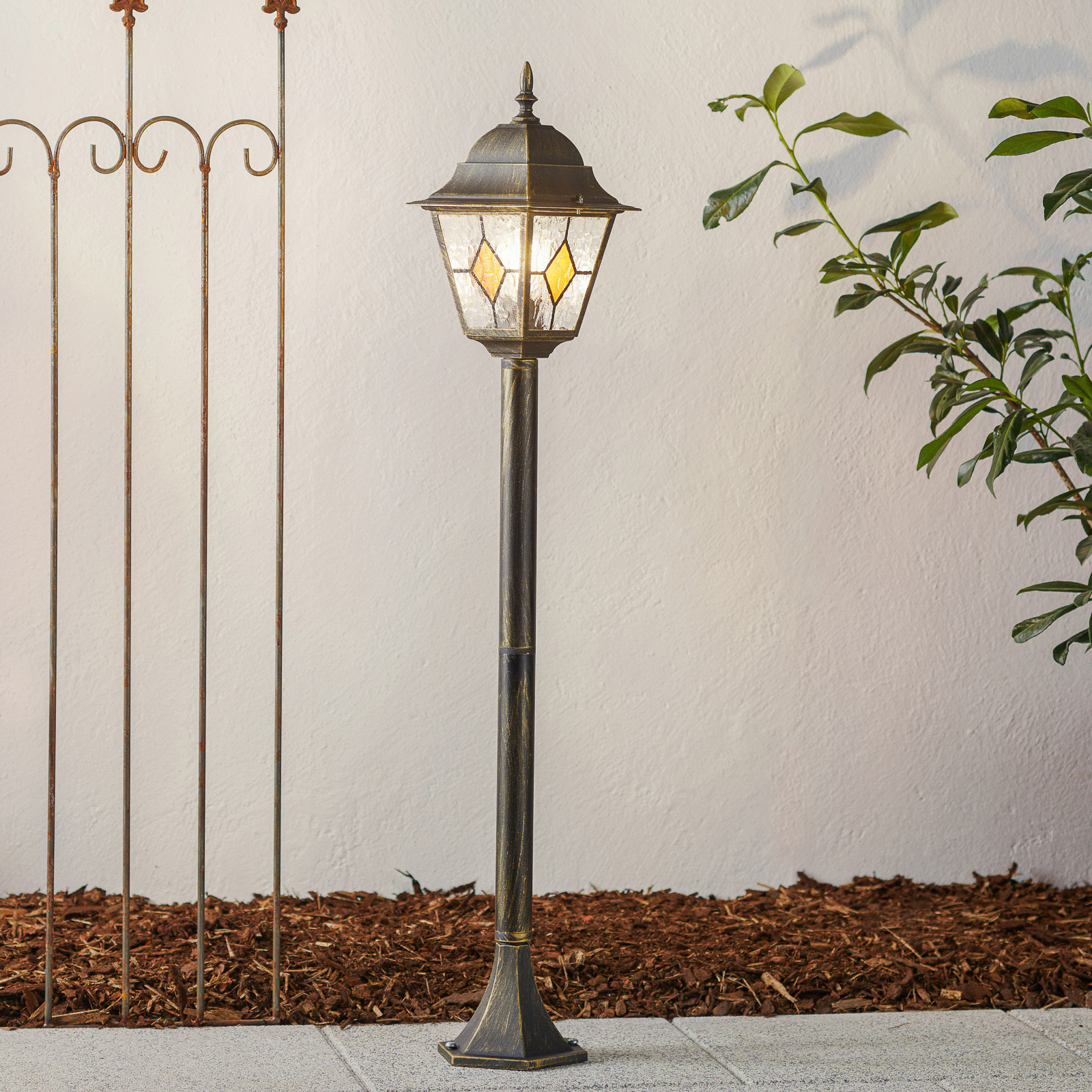 Brilliant Jason path light with a special charm, die-cast aluminium, glass, E27, 60 W, energy efficiency: A++, L: 19.5 cm, W: 19.5 cm, H: 112 cm