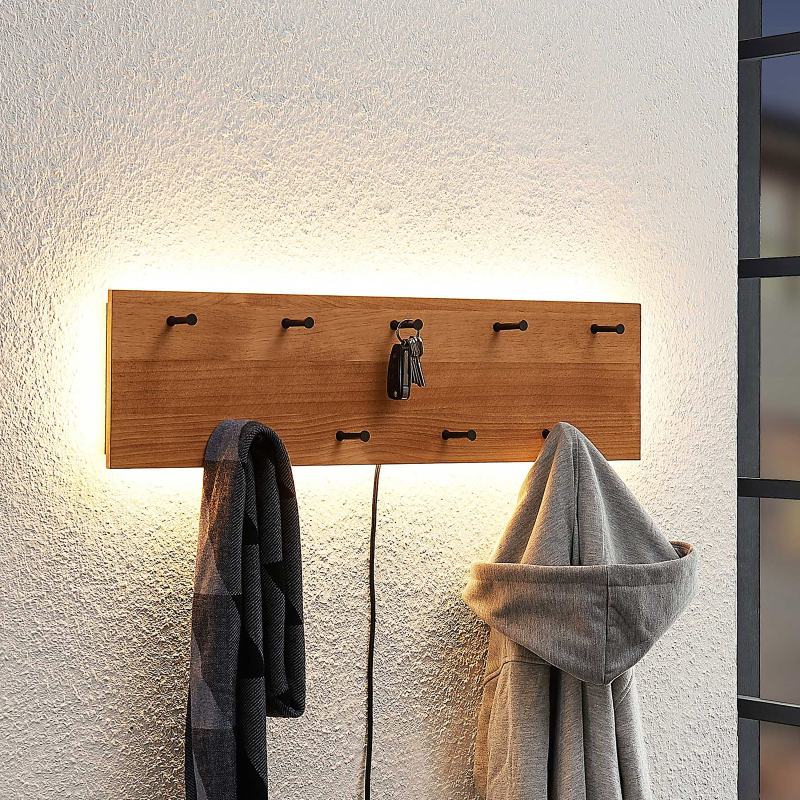 Lindby Loana LED-Holz-Garderobe, 9 Haken