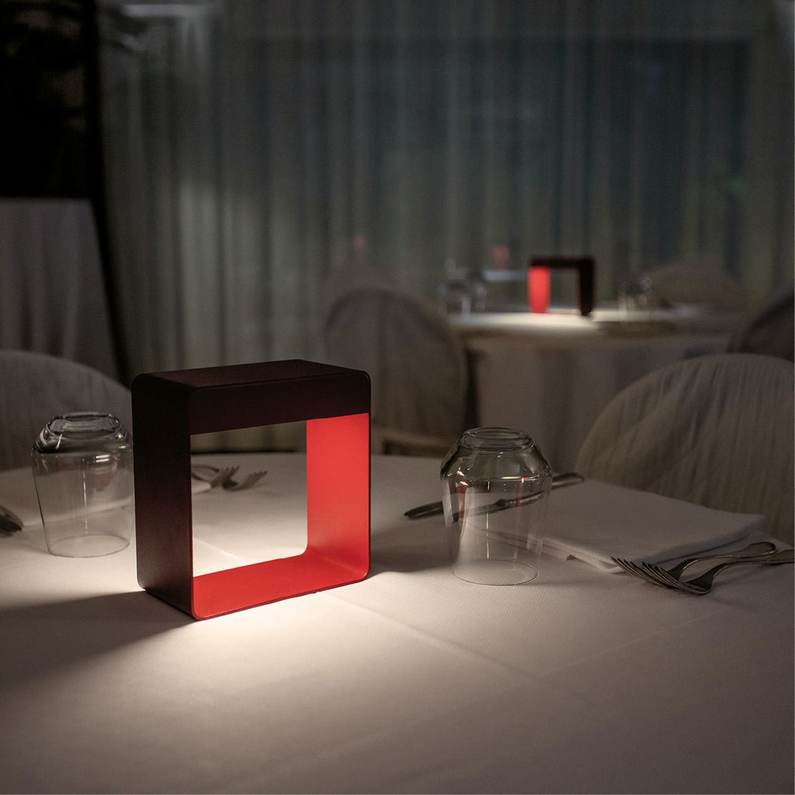 LED table lamp Dama, red, aluminium, ABS