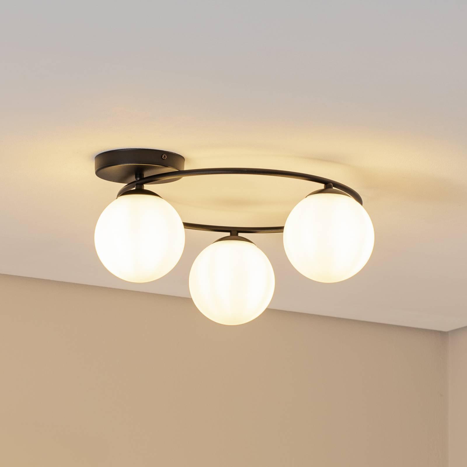 Deckenleuchte Sopra, opalweiß/schwarz, Glas, E14 günstig online kaufen