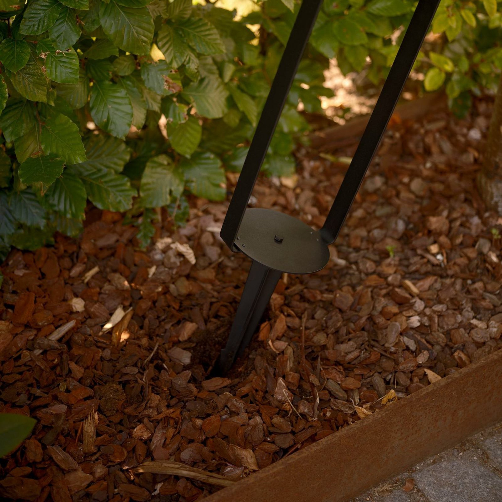 Saulio solar LED path light, black, aluminium, IP44