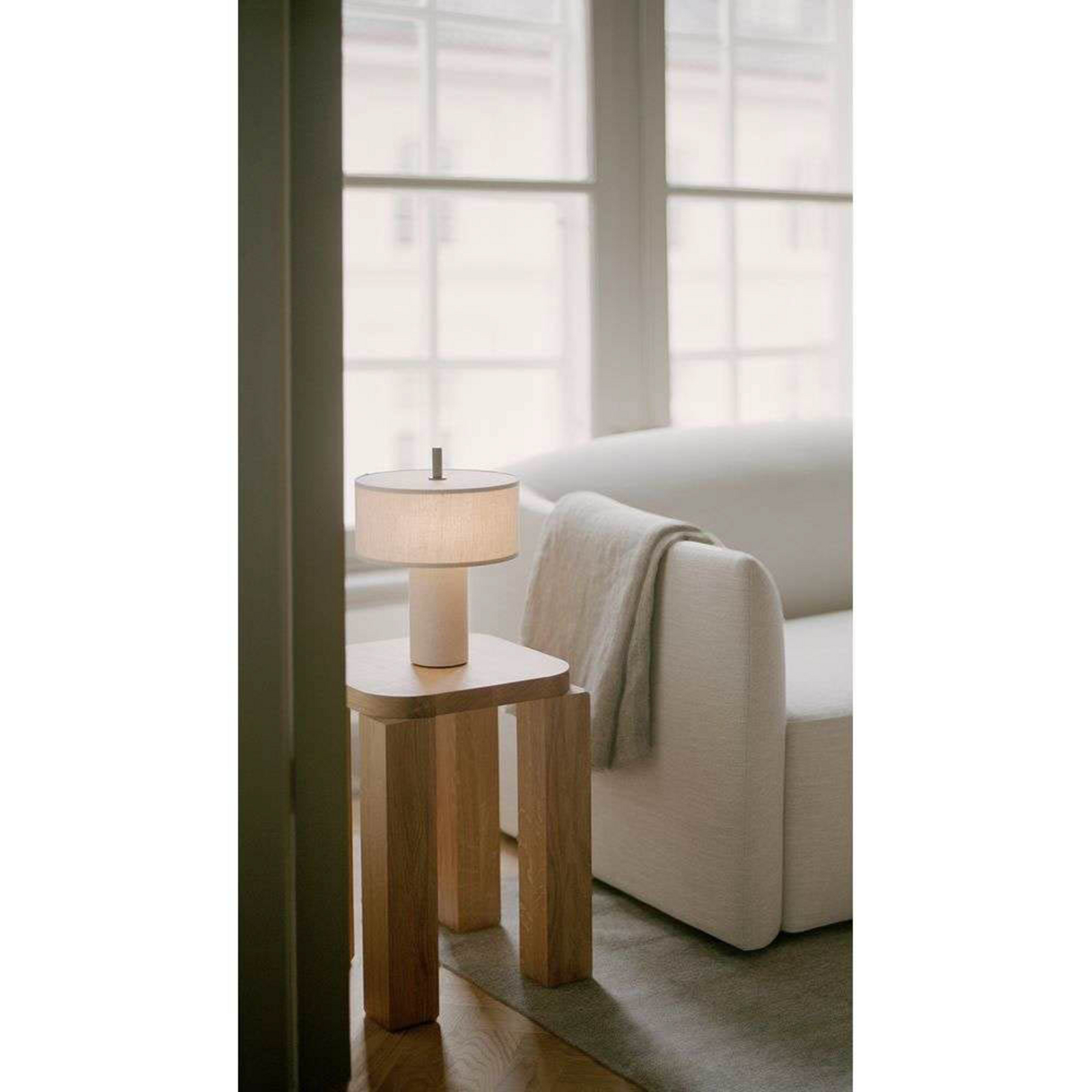 NEW WORKS LED namizna svetilka na baterije Margin Beige, CCT, z možnostjo