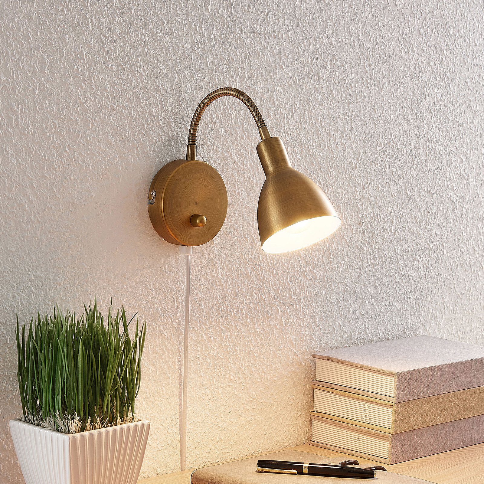 Lindby Amrei wall lamp, dimmable, old brass