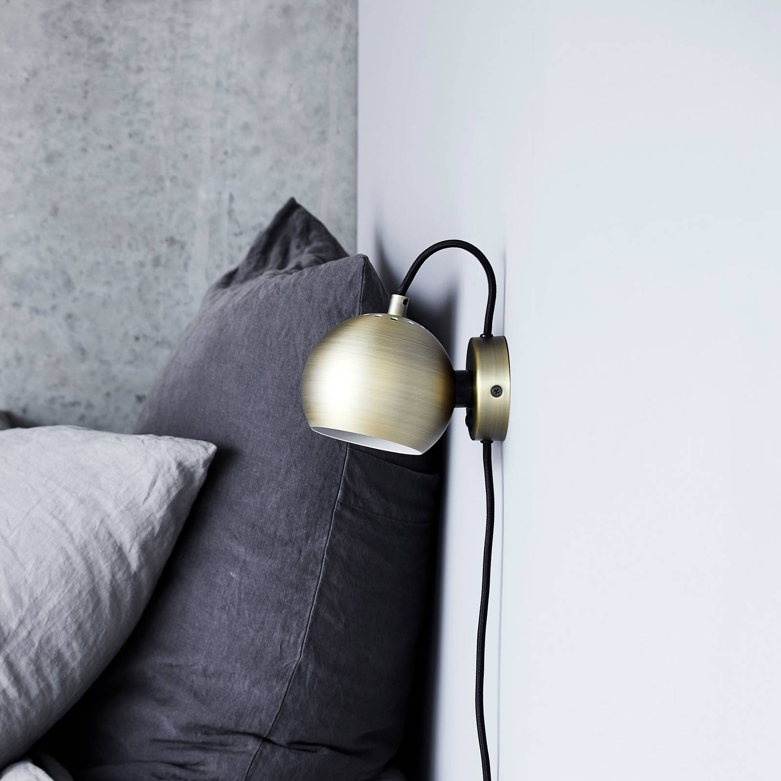 Frandsen fali lámpa ball magnet, sárgaréz színű antik