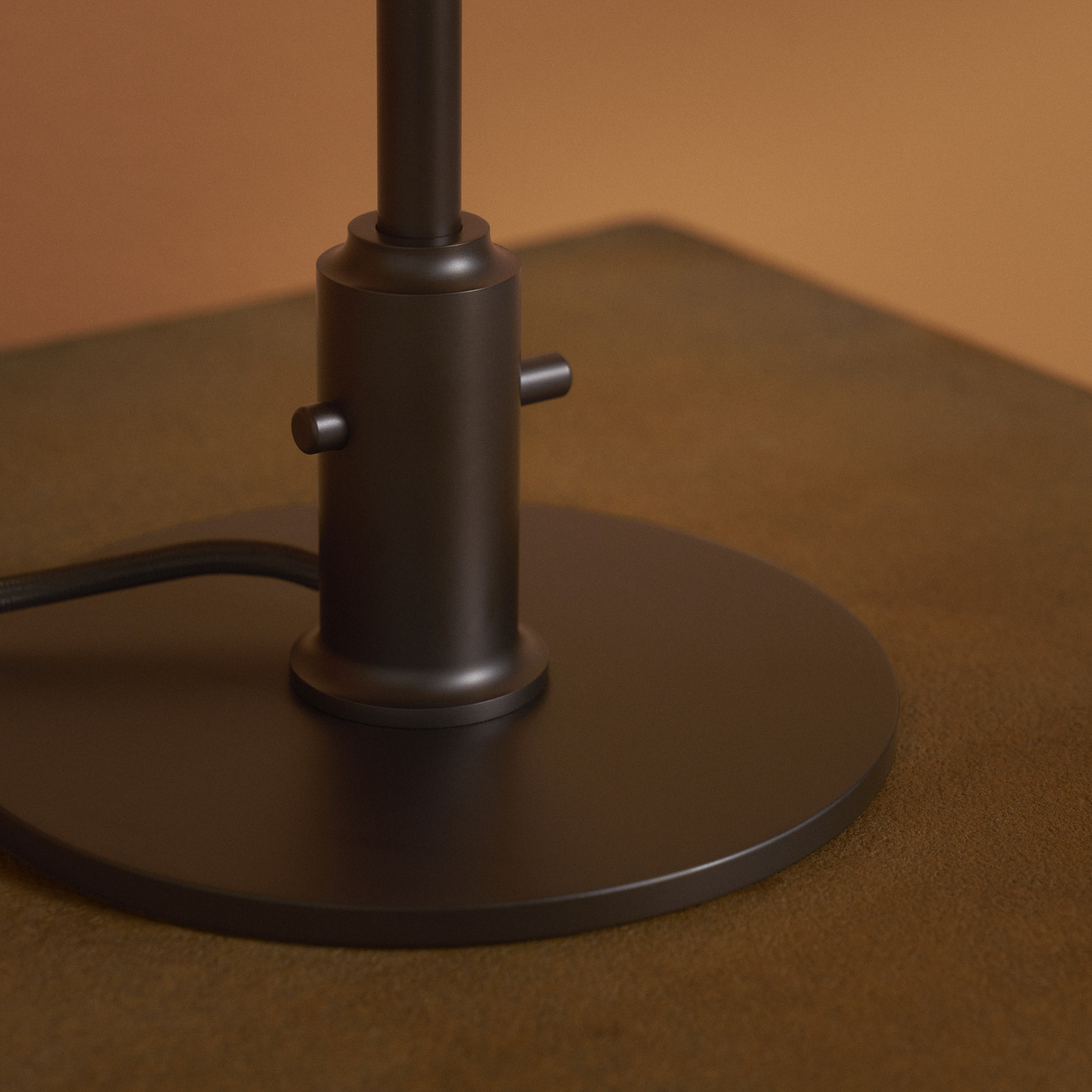 Louis Poulsen bordlampe PH 3-2, brunsert messing, ravfarget Louis Poulsen bordlampe PH 3-2, brunsert messing, ravfarget