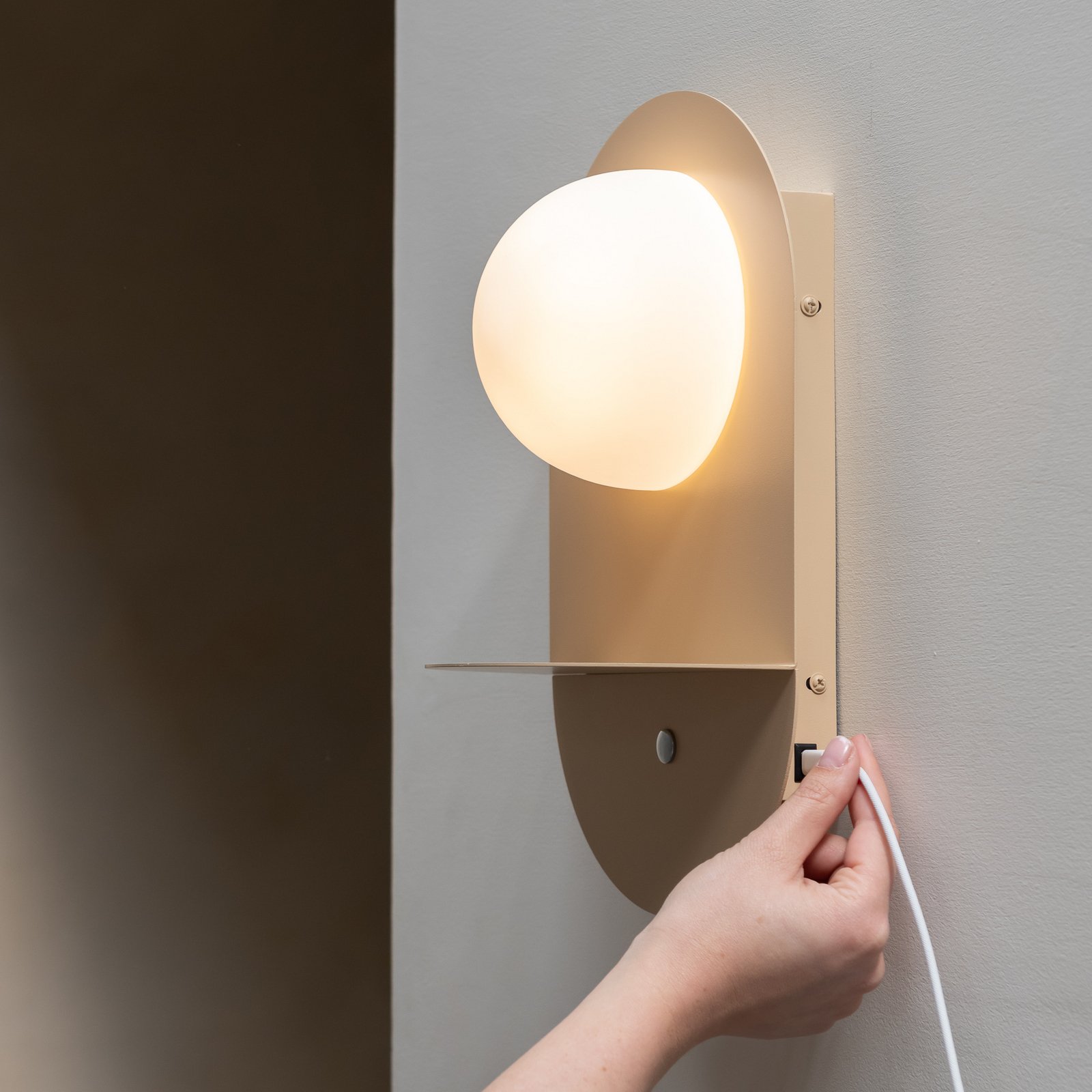 IT'S ABOUT ROMI Wandlampe Tokyo, beige, Stecker, Ablage