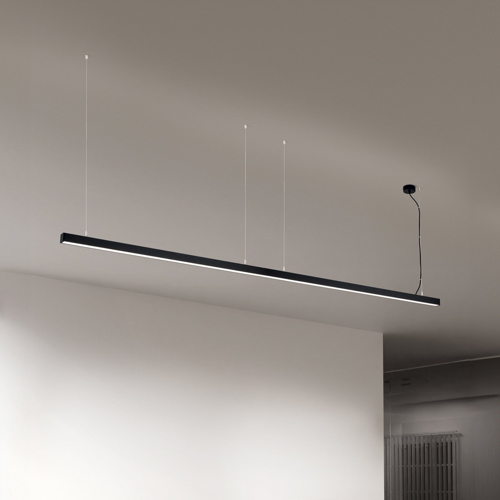 Lampa sufitowa LED Bounce, czarna, długość 113 cm, CCT, aluminium