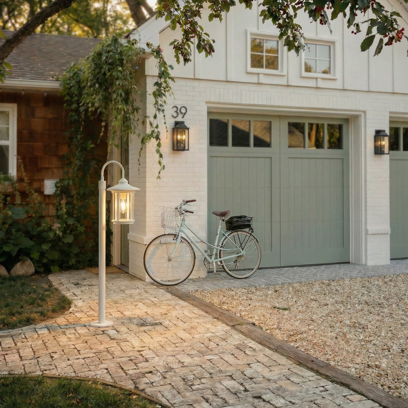 Lindby Wegeleuchte Zayn, weiß, Glas, Höhe 109 cm, IP65 Lindby Wegeleuchte Zayn, weiß, Glas, Höhe 109 cm, IP65