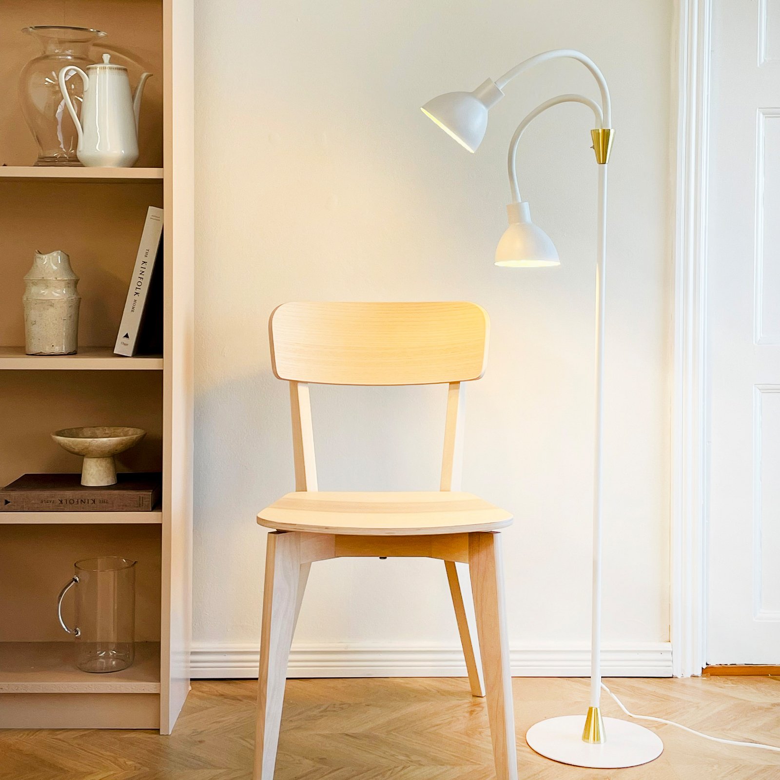 Dyberg Larsen podna lampa Lilje, bijela, visina 135 cm, 2 žarulje.