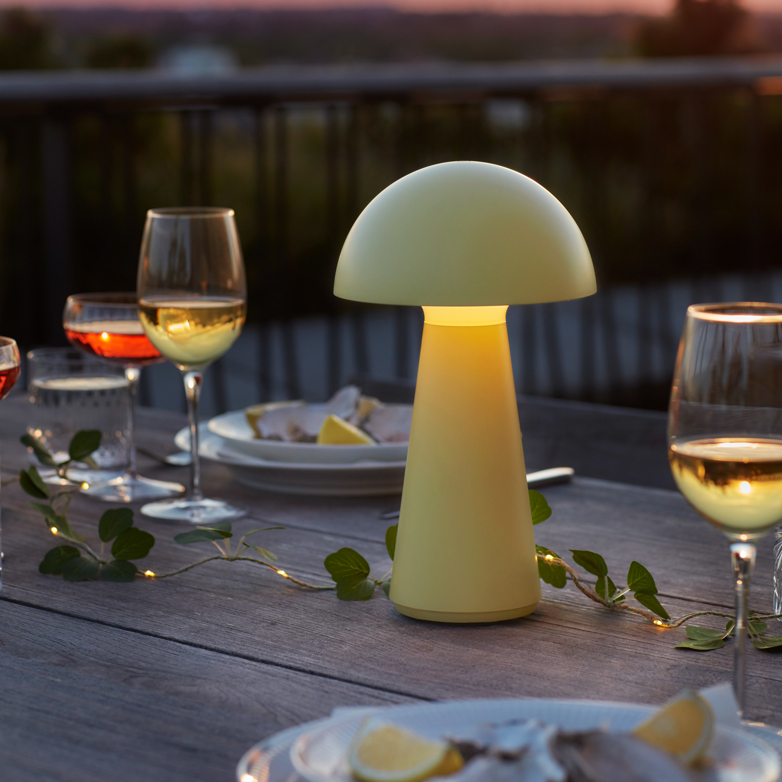 LED stolní lampa Sam na akumulátor, žlutá, plast, výška 28 cm, IP54