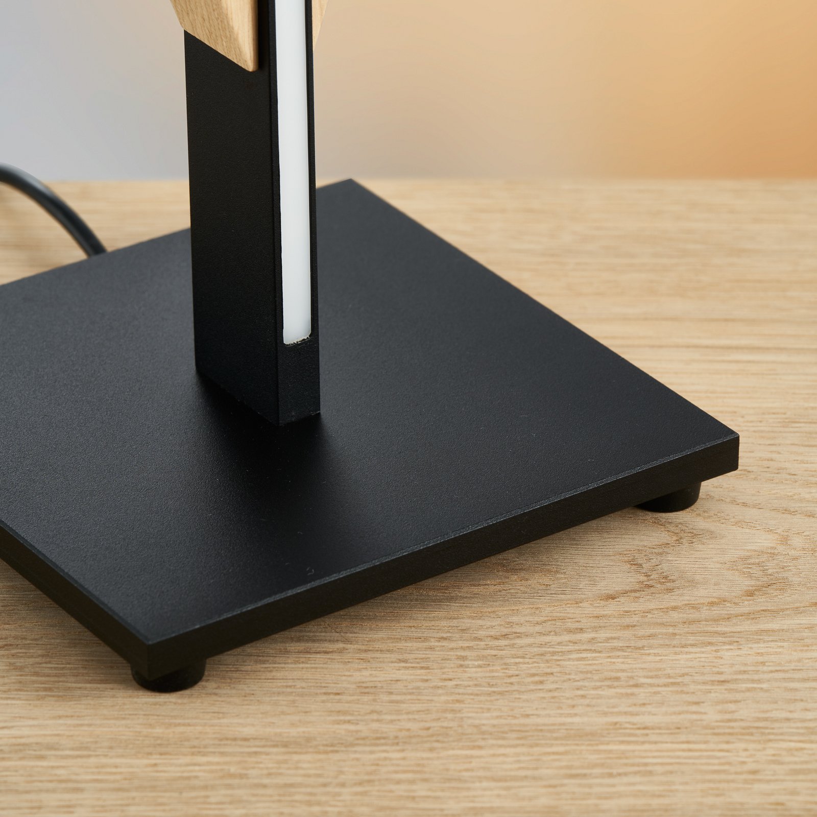Quitani lámpara de mesa LED Kiera, roble/negro mate