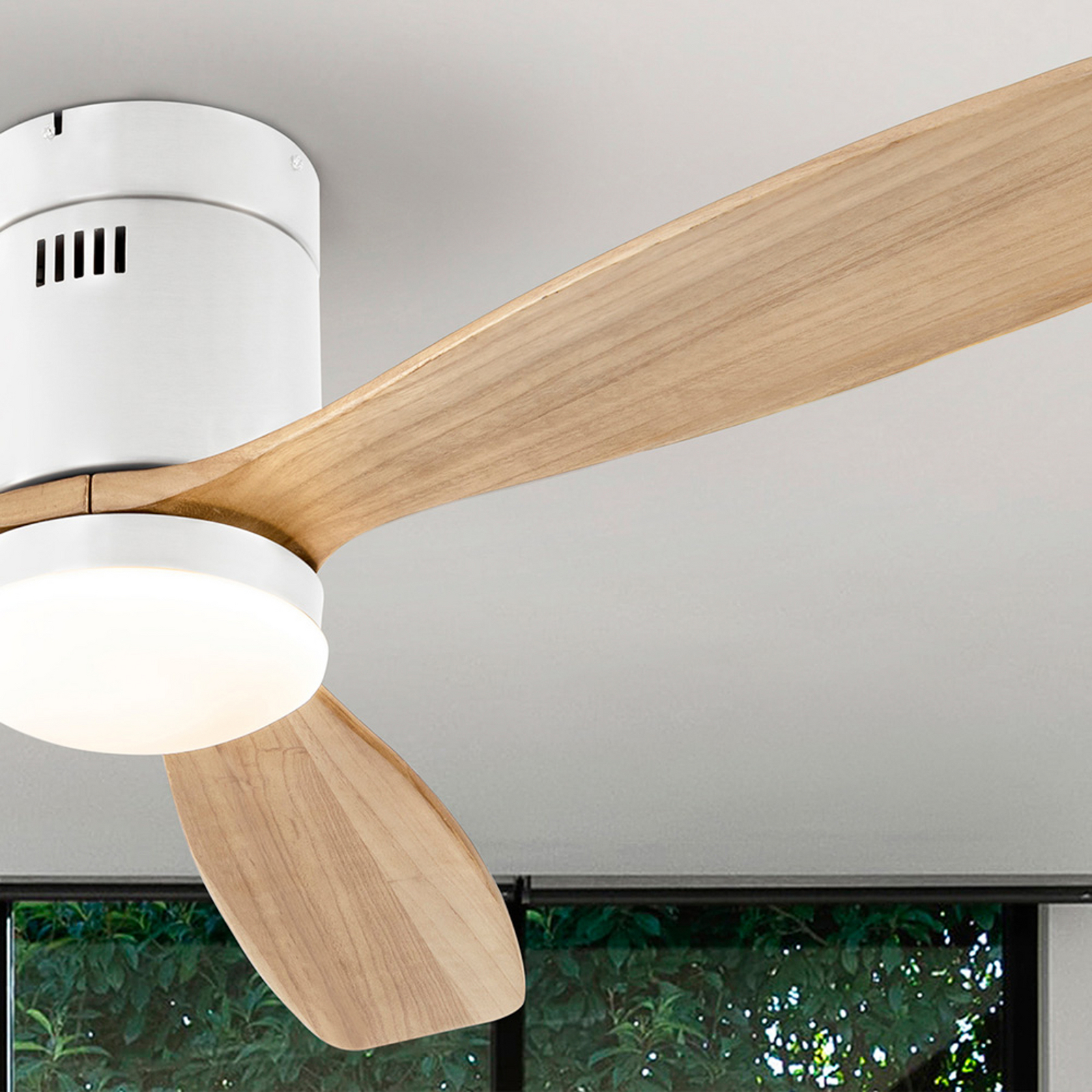 LED stropni ventilator Siroco, bel/svetlo les Ø 132 cm, tih