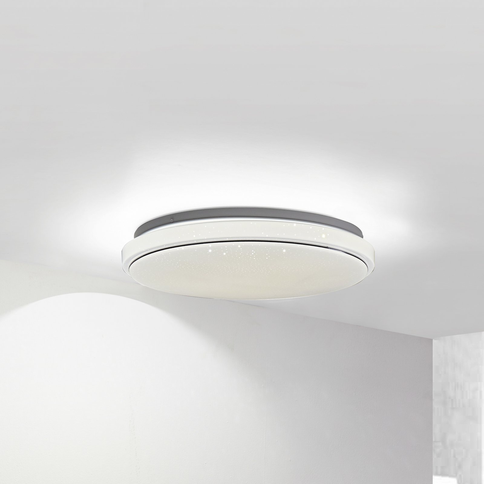 Lindby Lámpara de techo LED Glamo, cromo/blanco, plástico, IP44